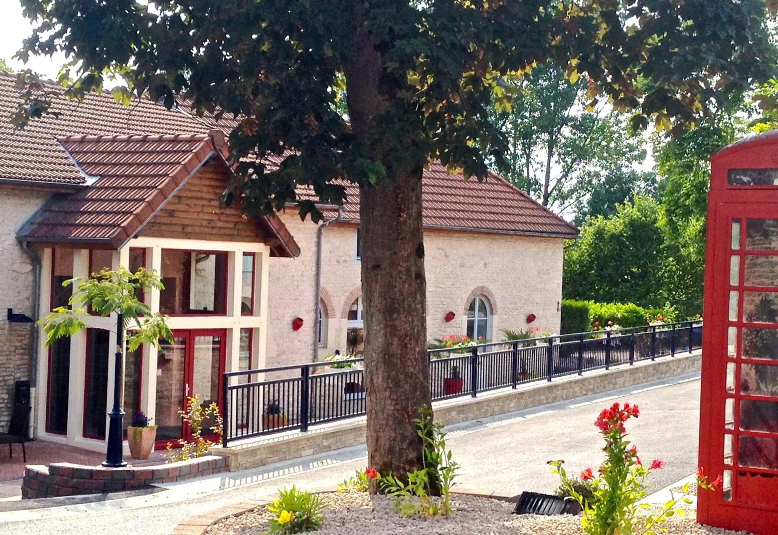 Facade/entrance in Logis Hostellerie la Chaumière