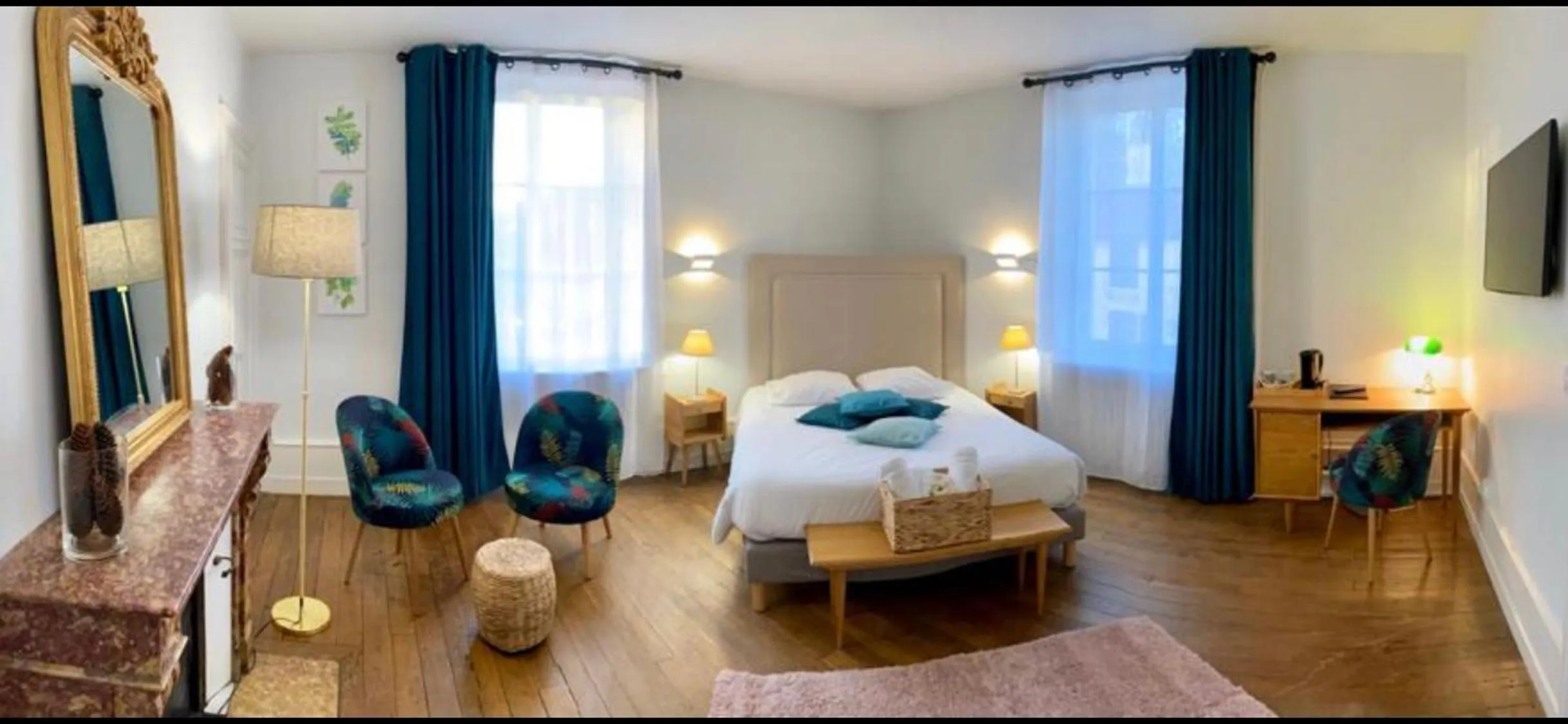 Property building, Bed in Logis Hostellerie la Chaumière