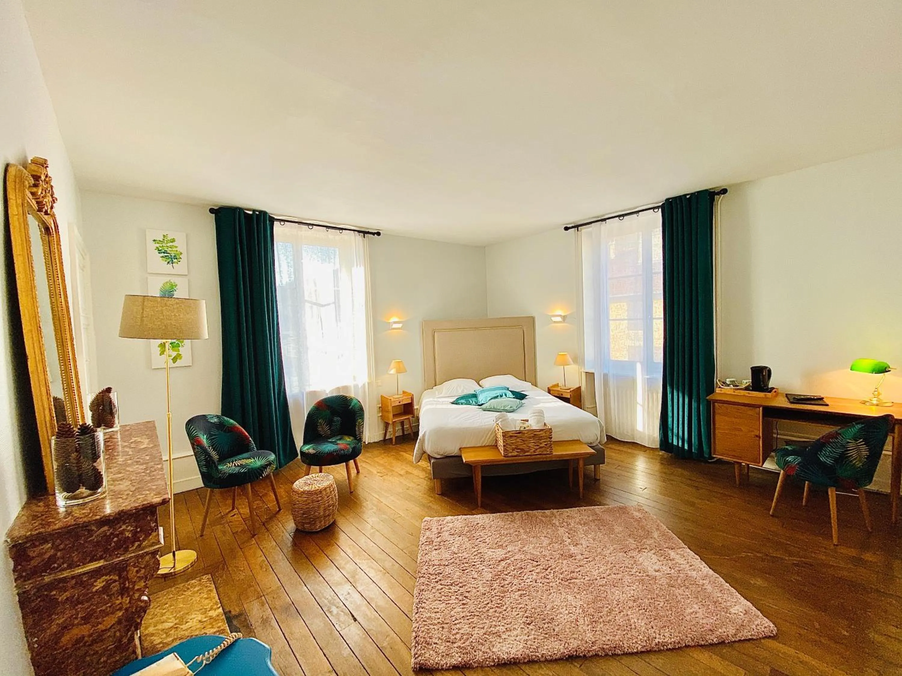 Photo of the whole room, Bed in Logis Hostellerie la Chaumière