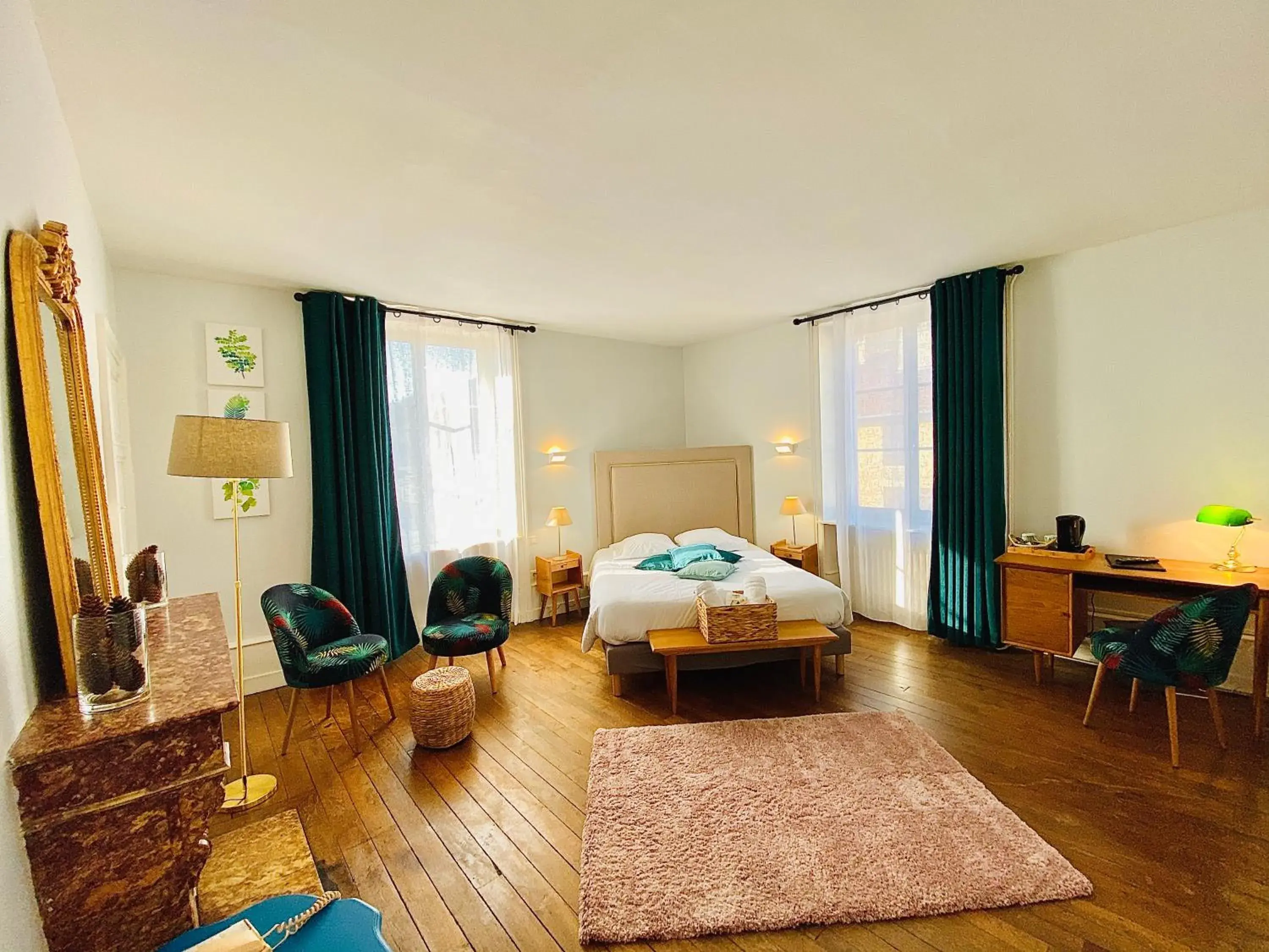 Standard Queen Room in Logis Hostellerie la Chaumière Standard Queen Room in Logis Hostellerie la Chaumière