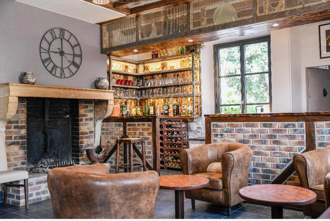 Lounge or bar in Logis Hostellerie la Chaumière