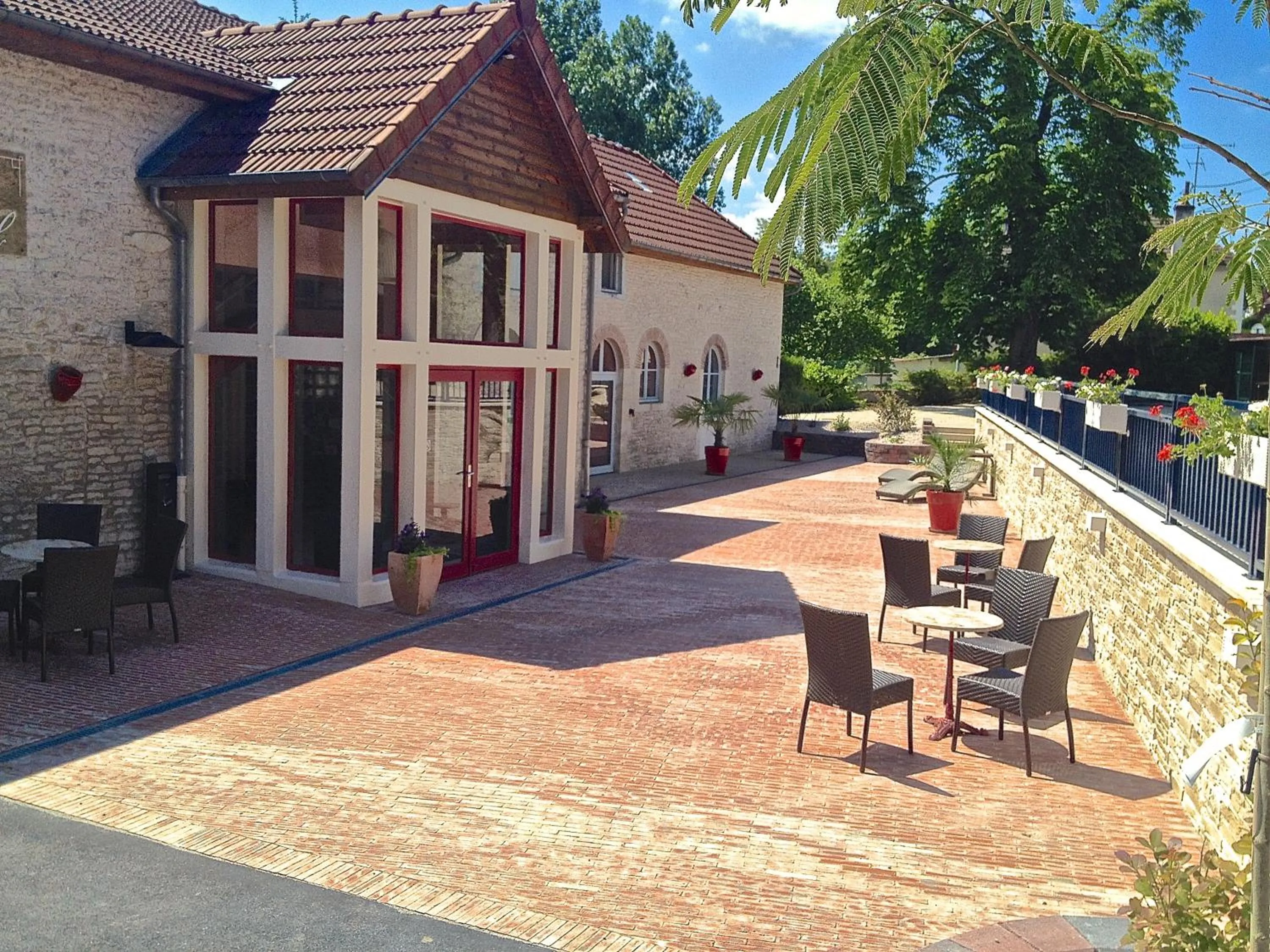 Facade/entrance in Logis Hostellerie la Chaumière