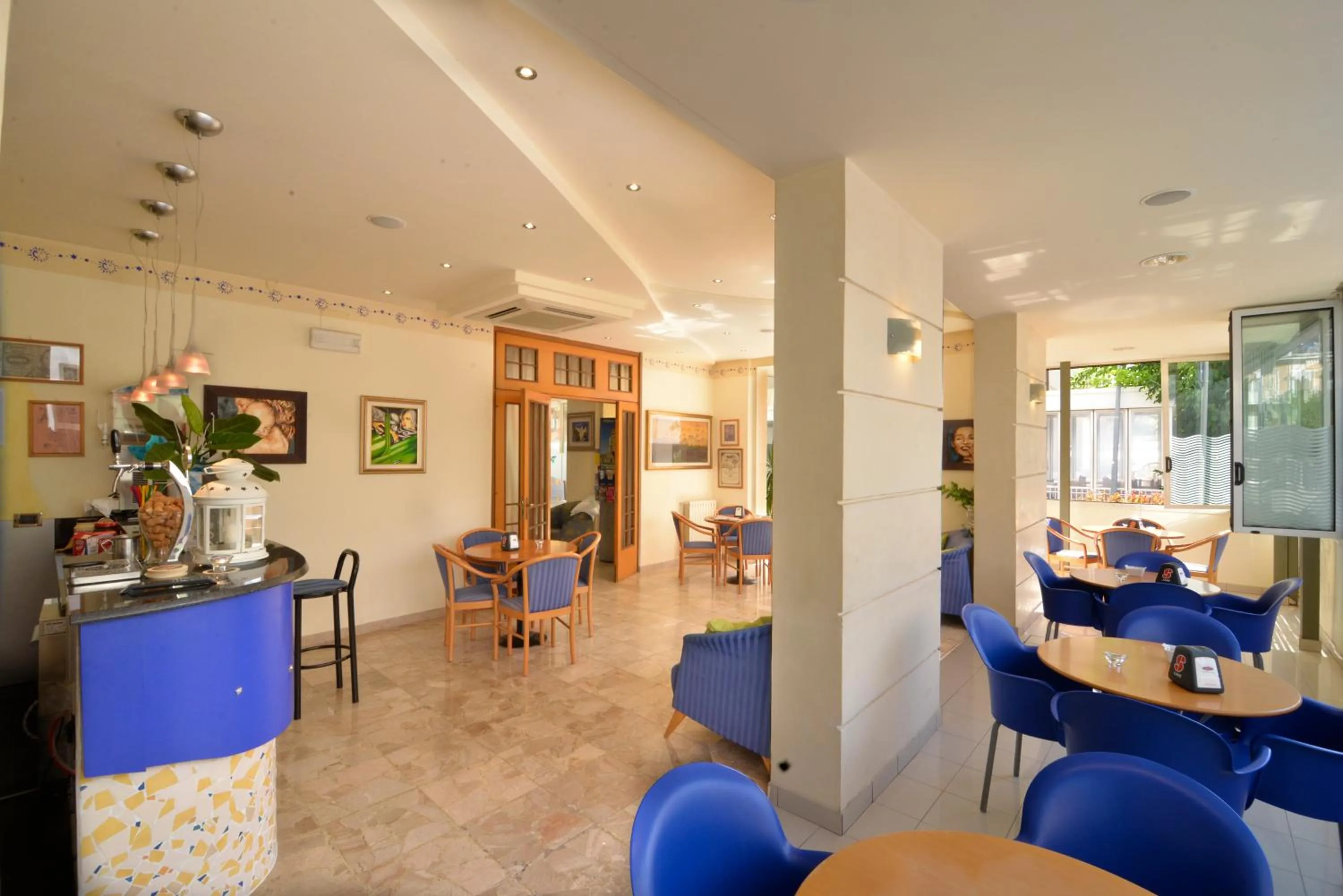 Communal lounge/ TV room in Hotel Ave