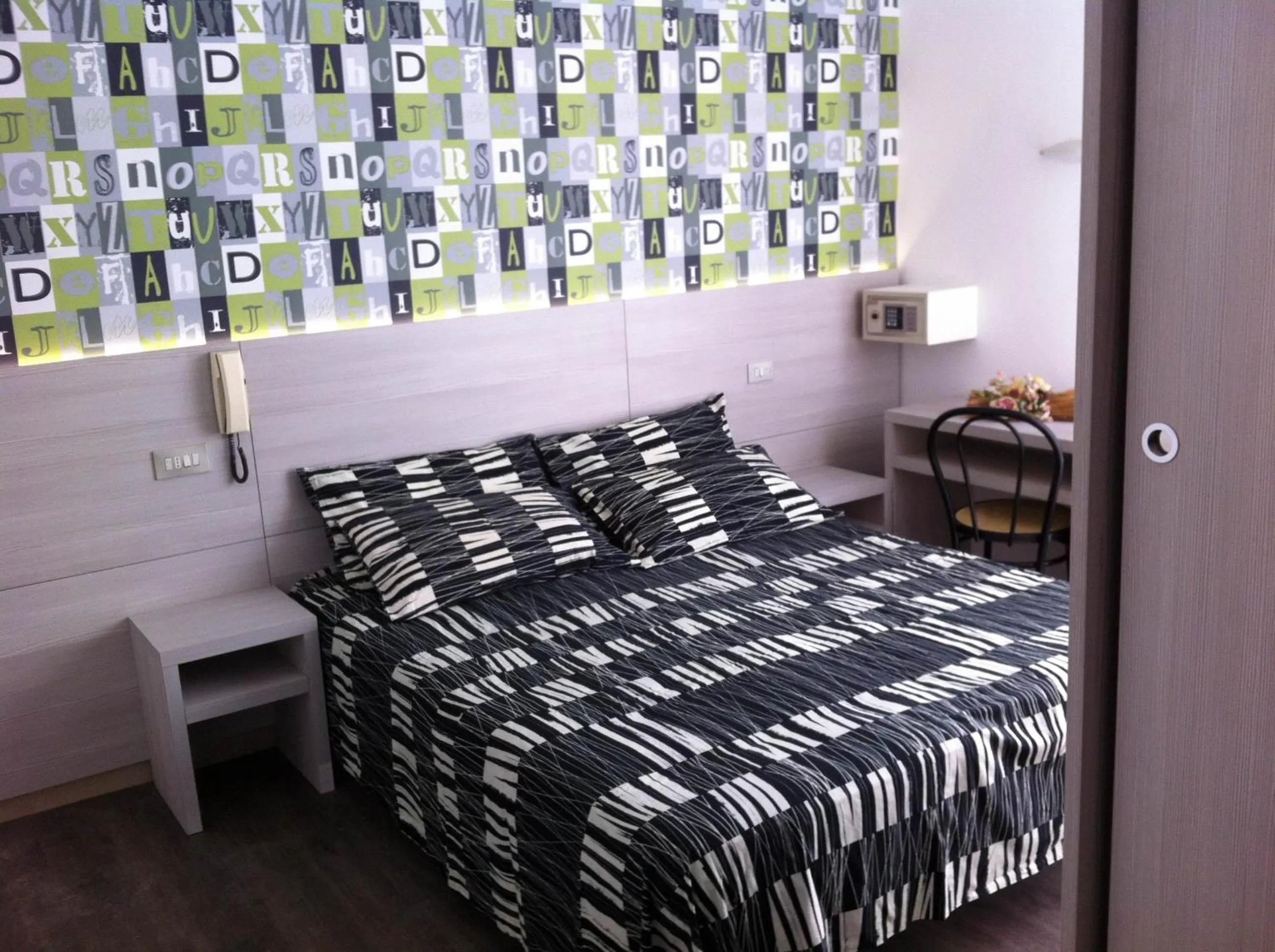 Restaurant/places to eat, Bed in Hotel Ave