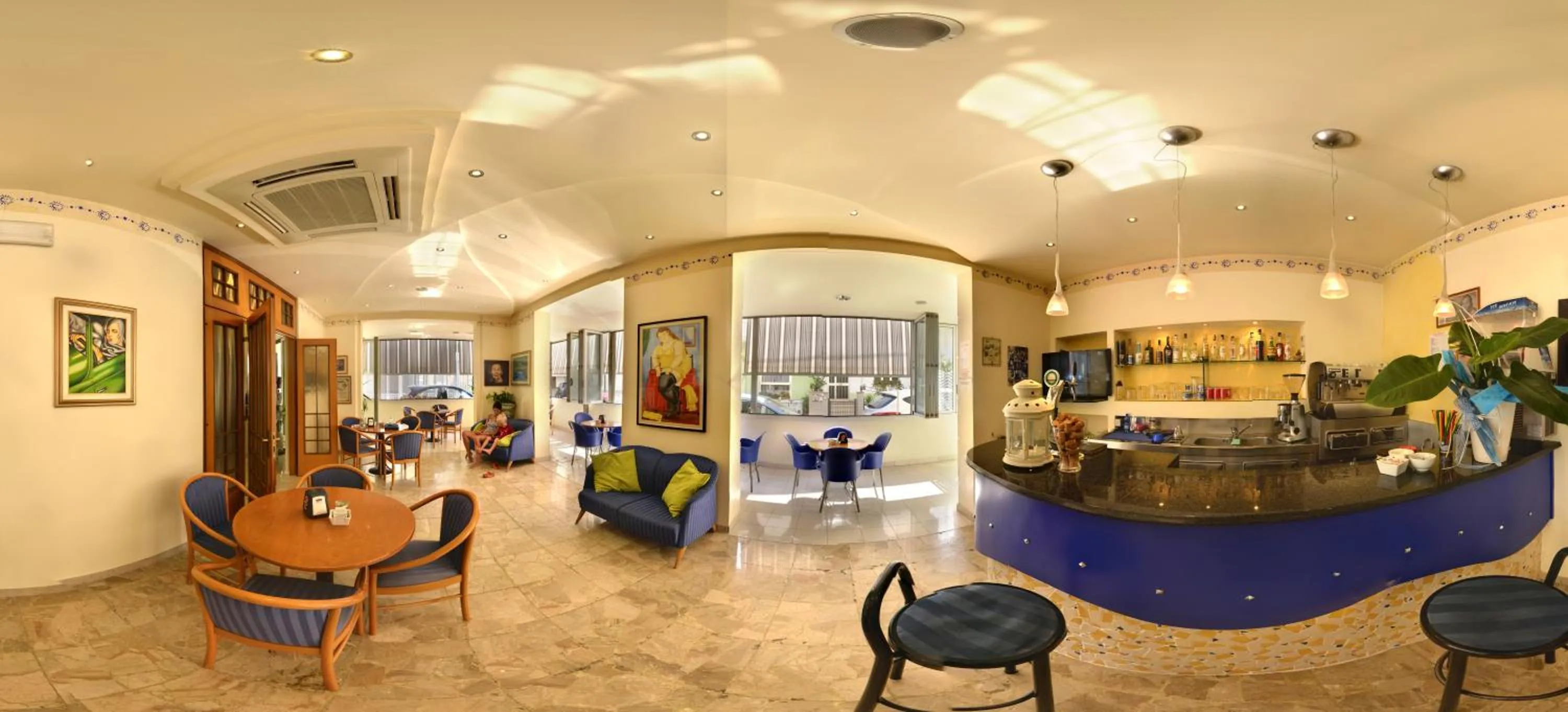 Communal lounge/ TV room in Hotel Ave