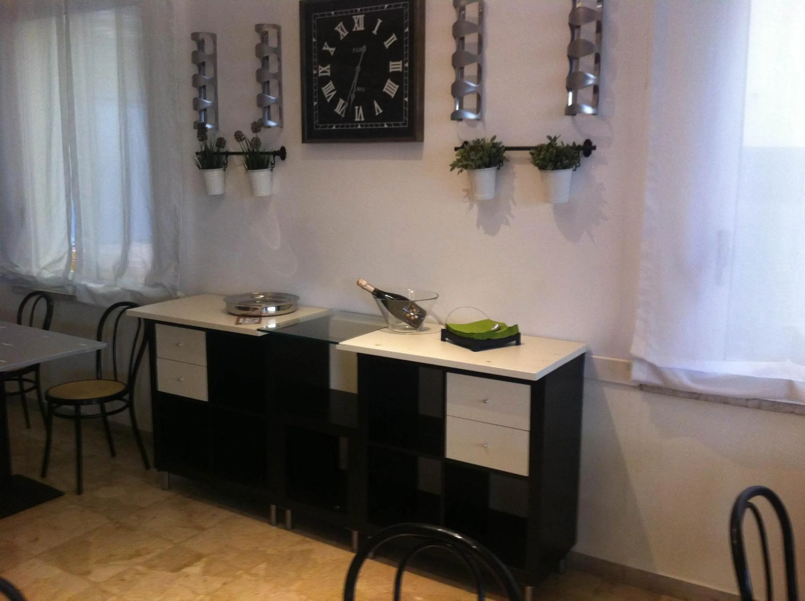 Restaurant/places to eat in Hotel Ave