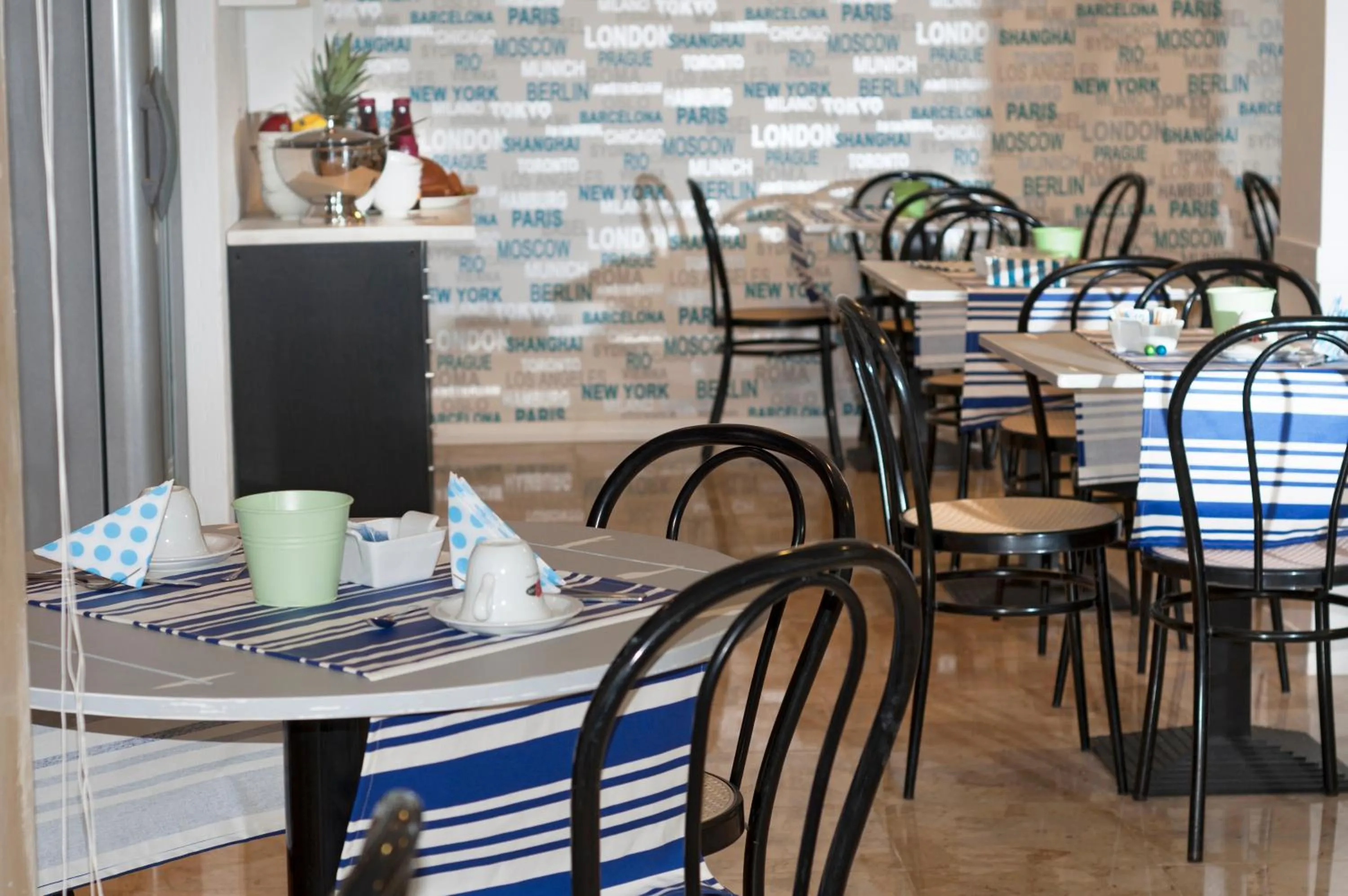 Restaurant/places to eat in Hotel Ave