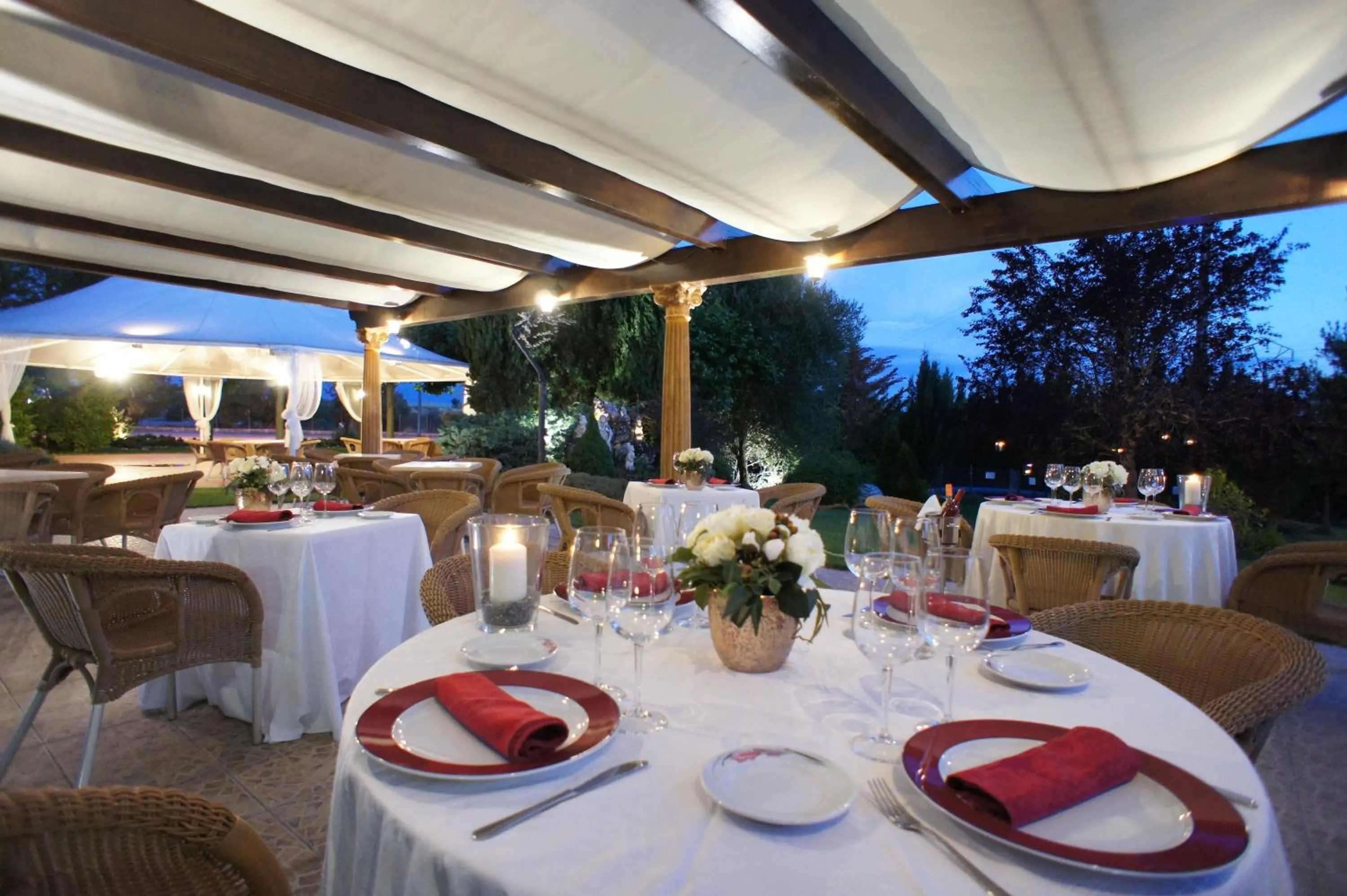 Restaurant/places to eat in Hotel Montermoso