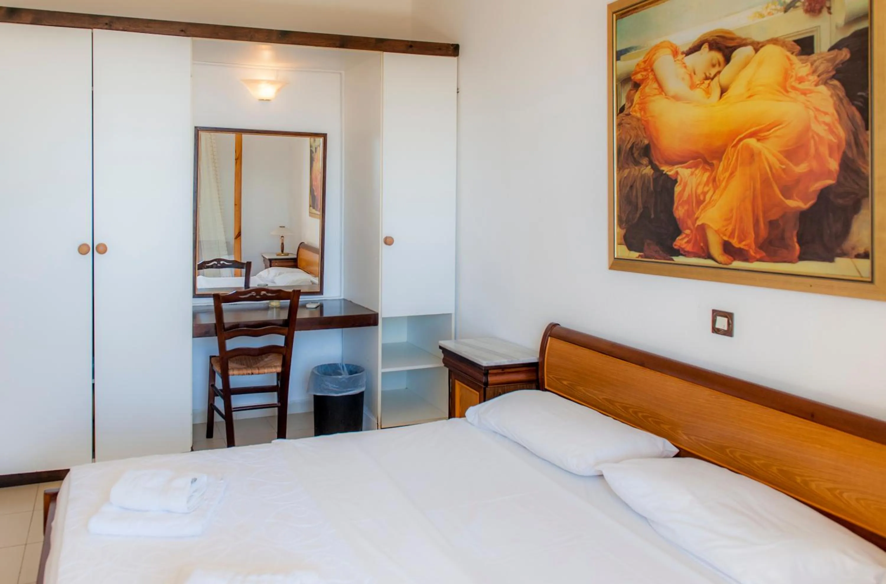 Photo of the whole room, Bed in Corfu Aqua Nisaki