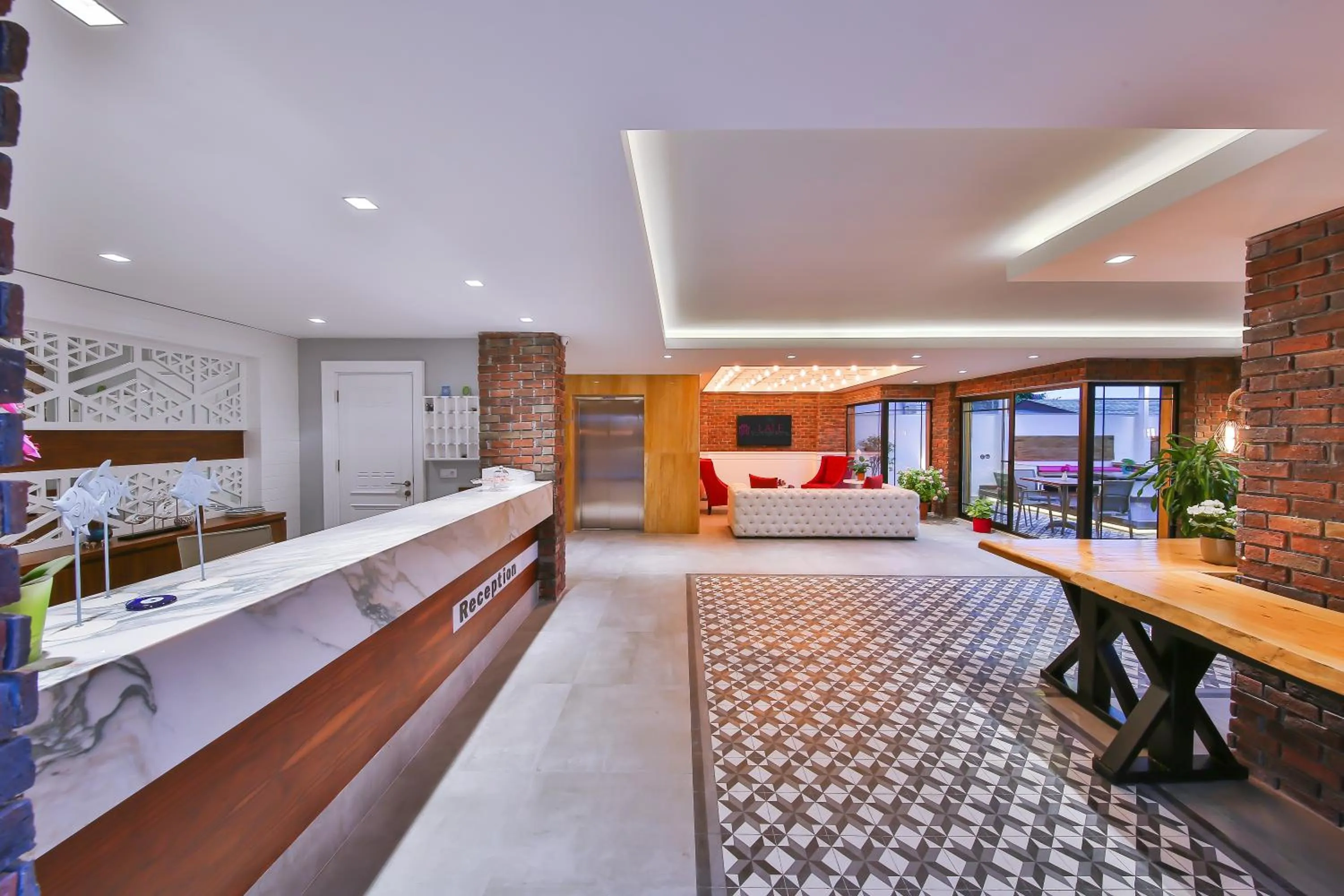 Restaurant/places to eat in Lale Hotel