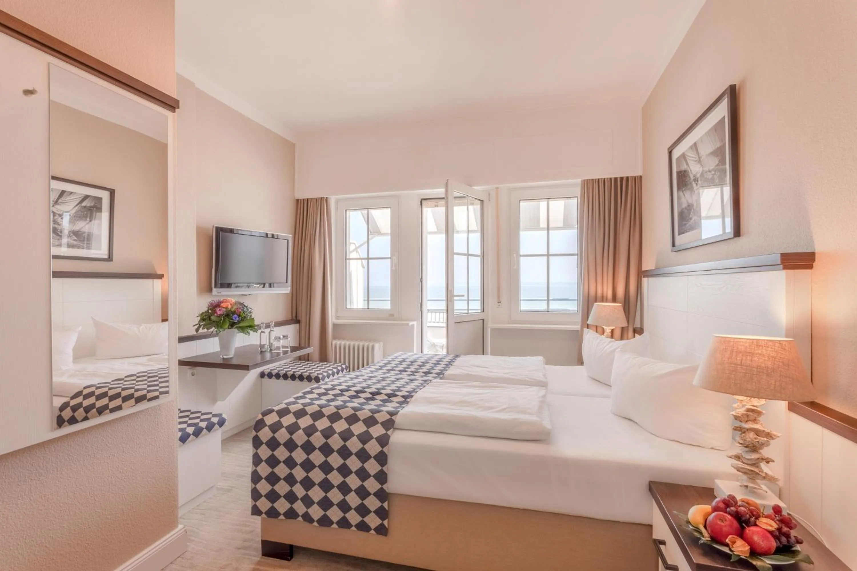 Seating area, Bed in Hotel Strandschlösschen