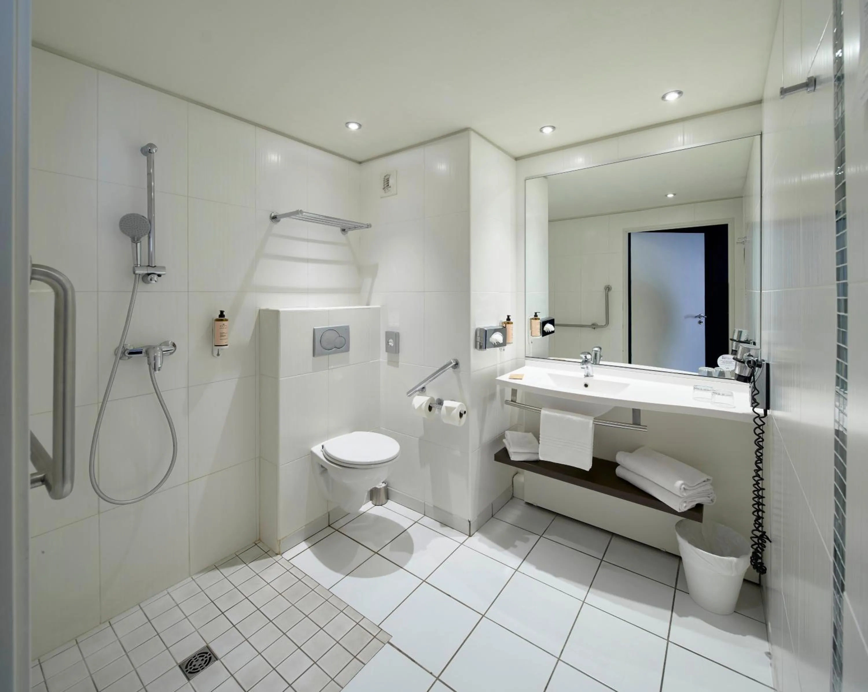 Shower in Mercure Chartres Centre Cathedrale