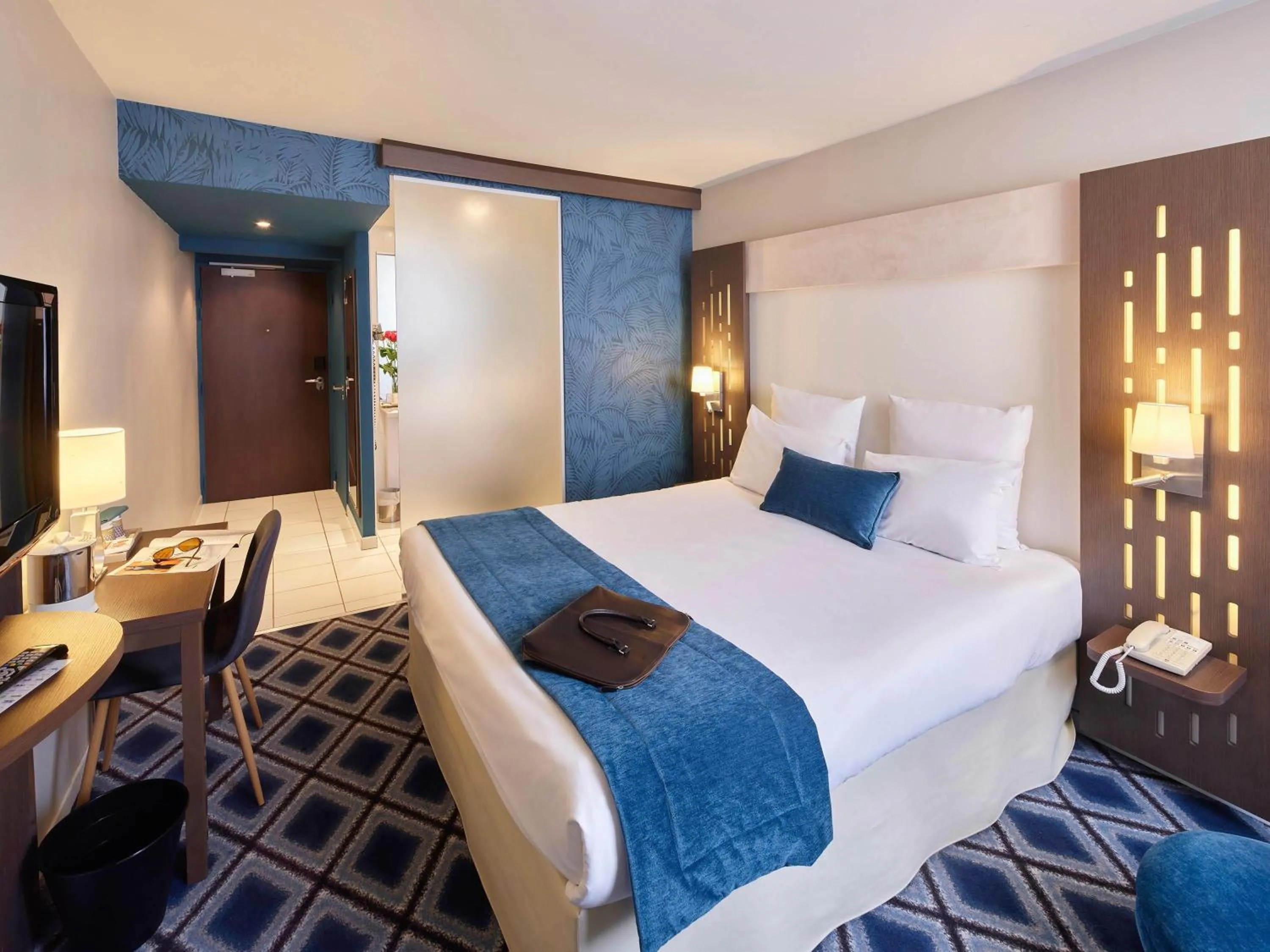 Bedroom, Bed in Mercure Chartres Centre Cathedrale