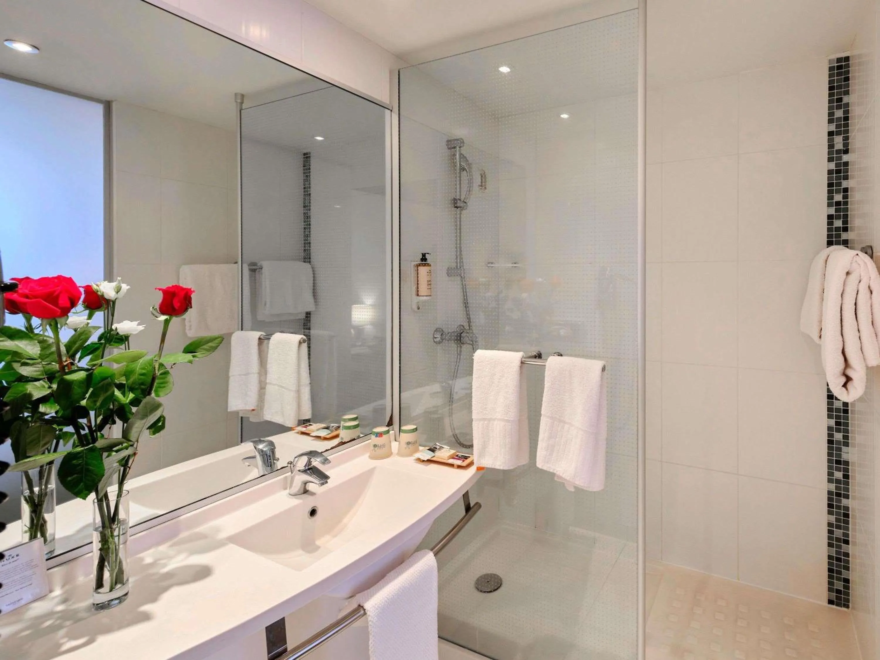 Bedroom in Mercure Chartres Centre Cathedrale