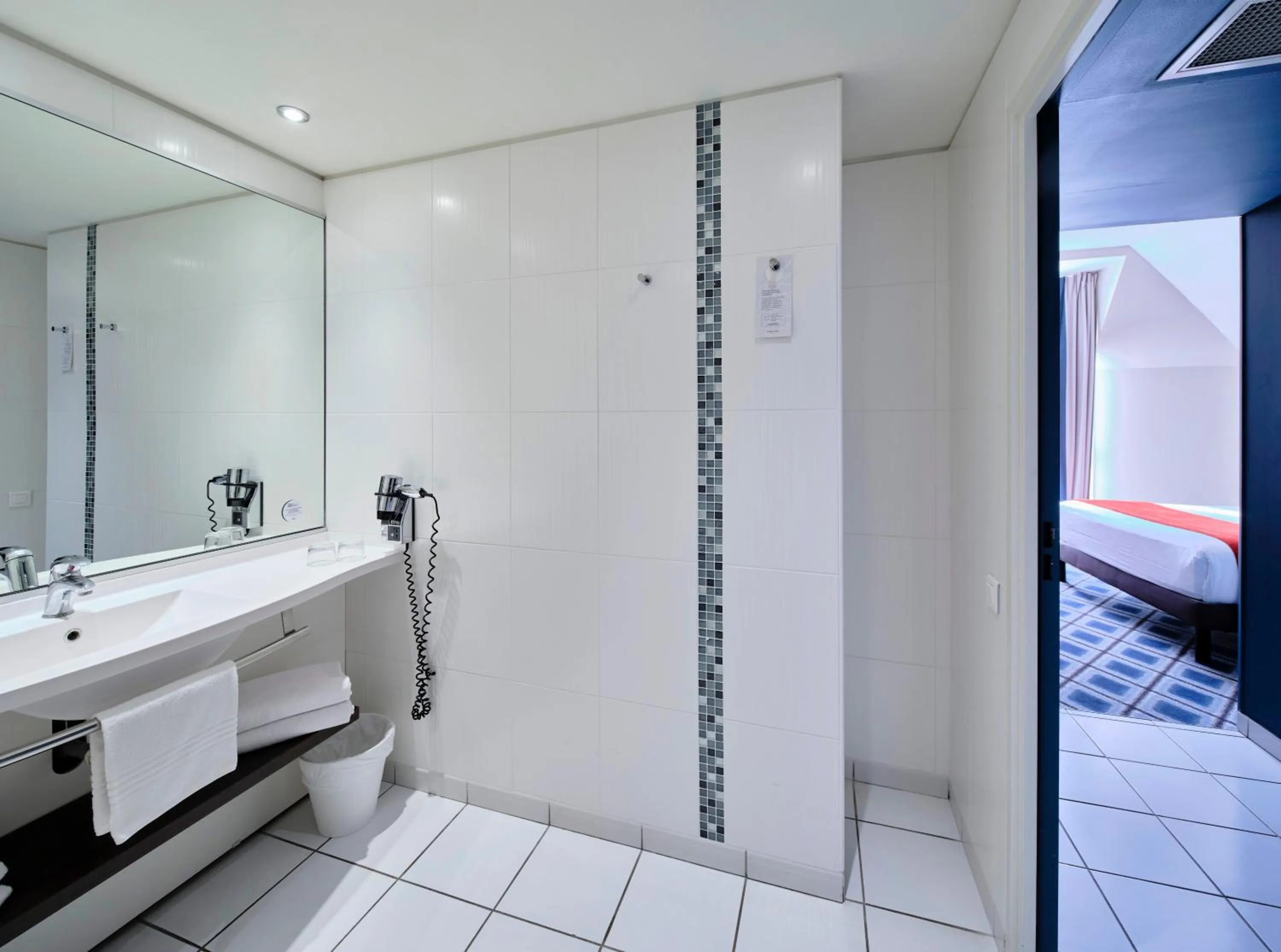 Bathroom in Mercure Chartres Centre Cathedrale