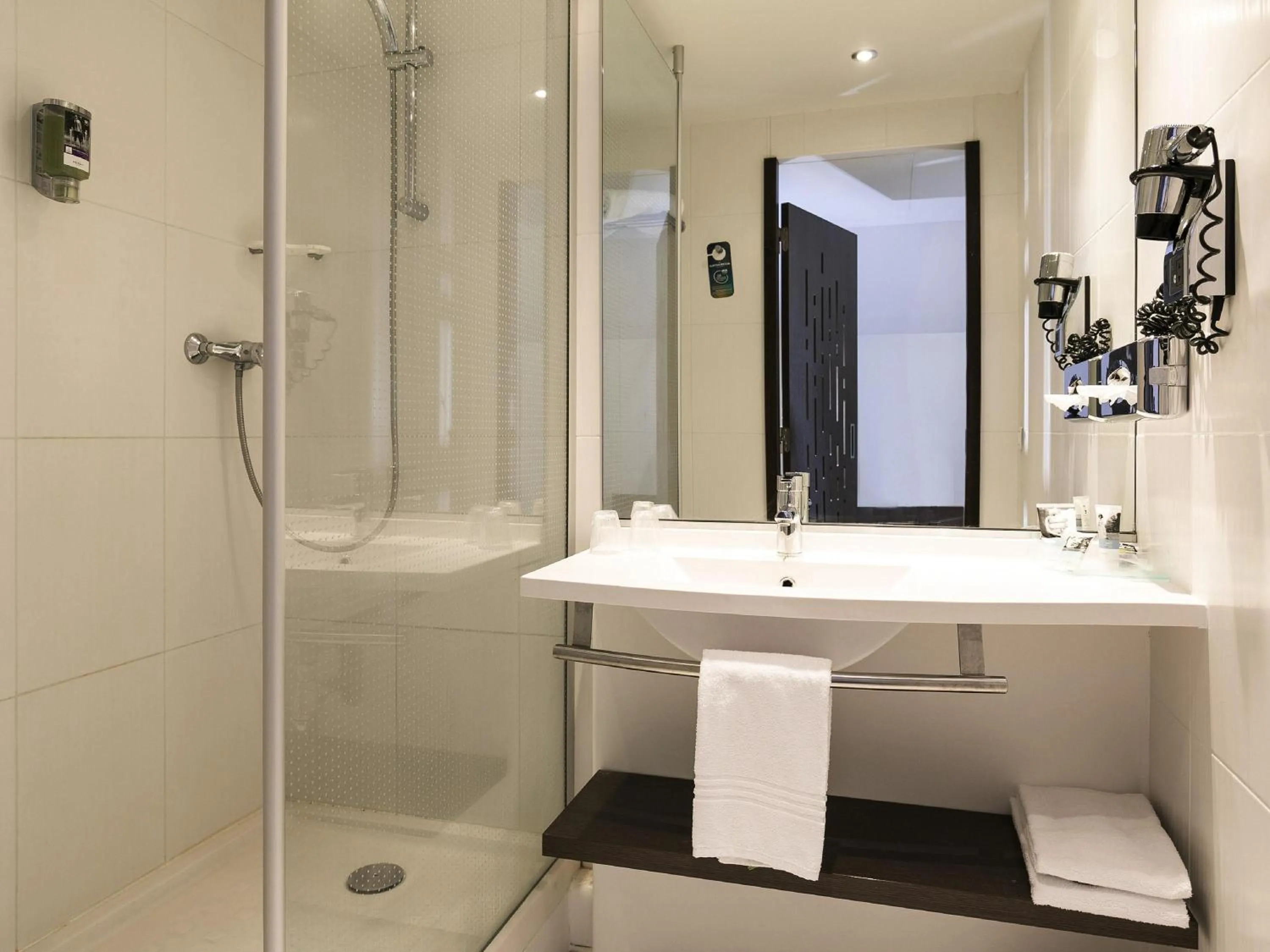 Shower in Mercure Chartres Centre Cathedrale