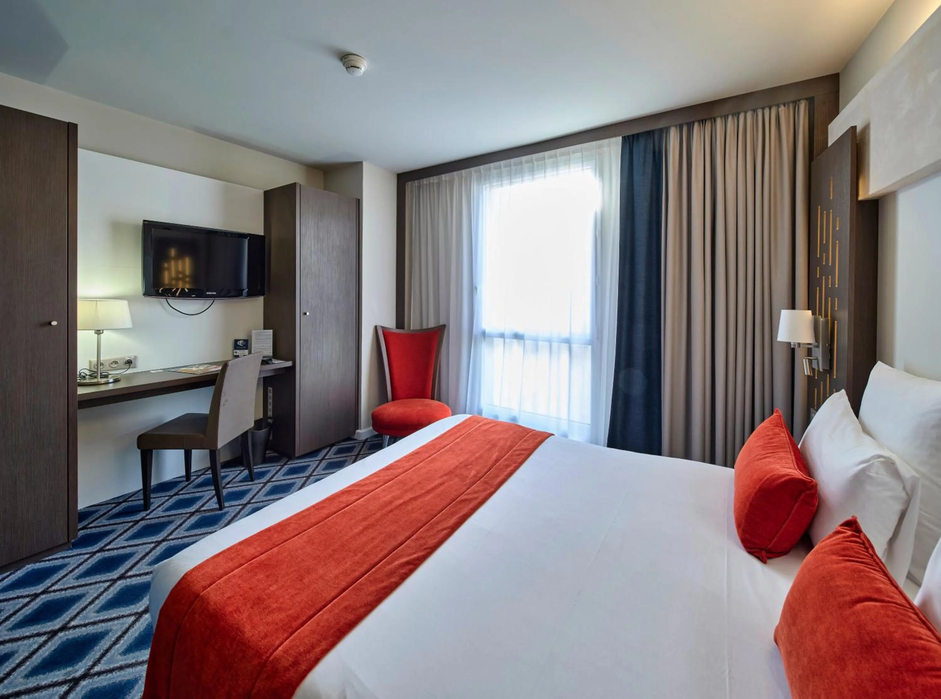 Bed in Mercure Chartres Centre Cathedrale