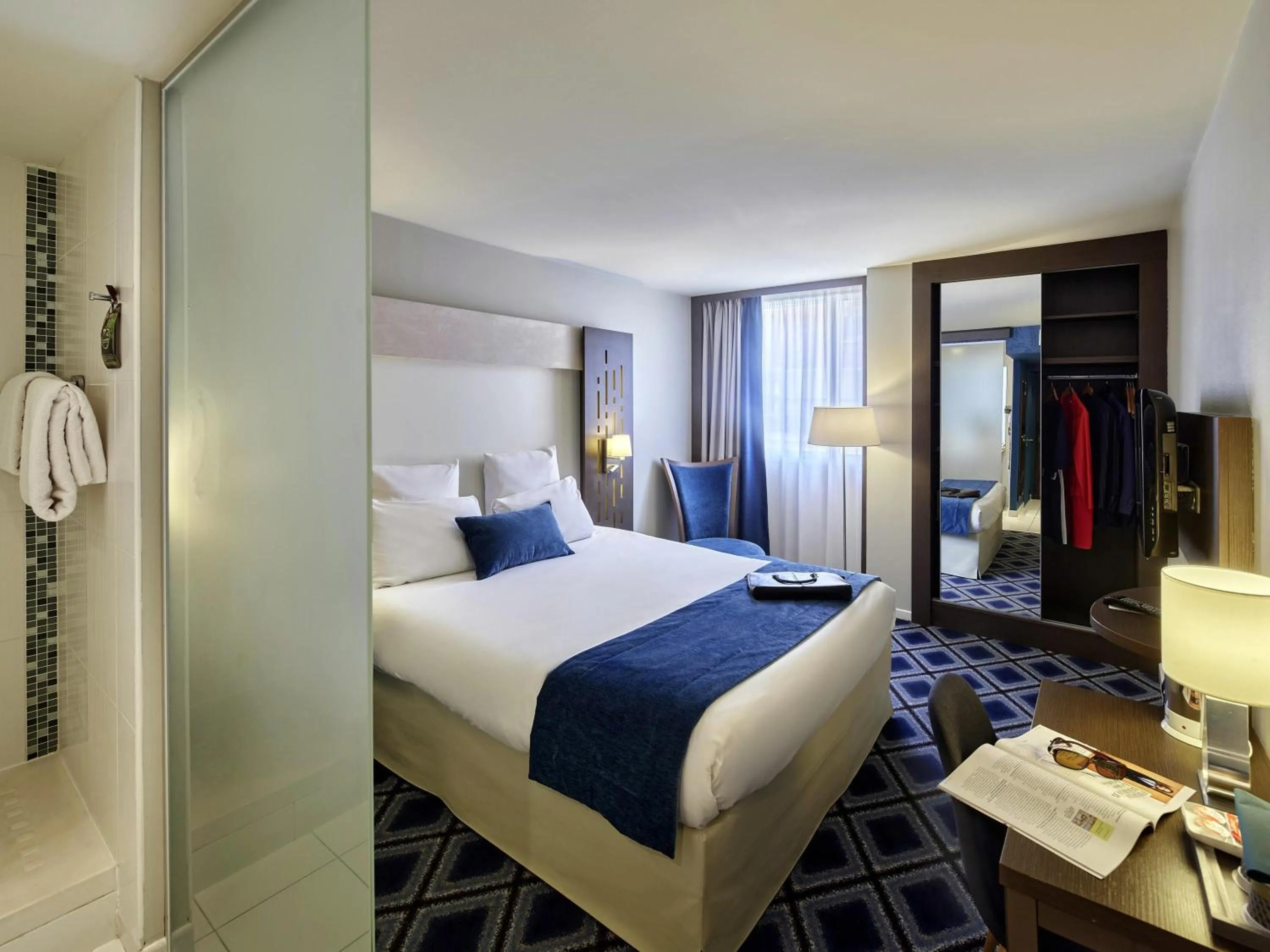 Bed in Mercure Chartres Centre Cathedrale