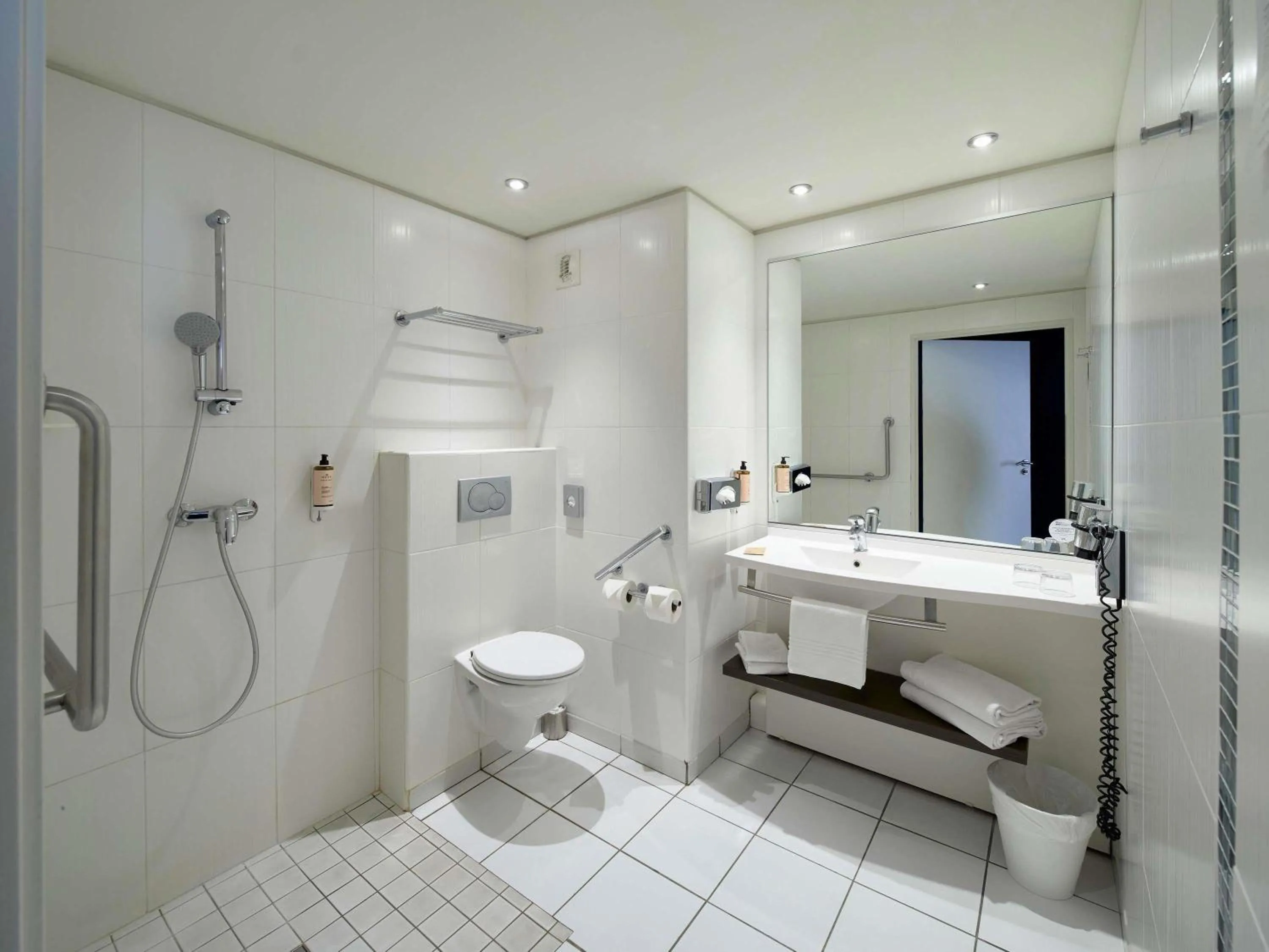 Bedroom in Mercure Chartres Centre Cathedrale