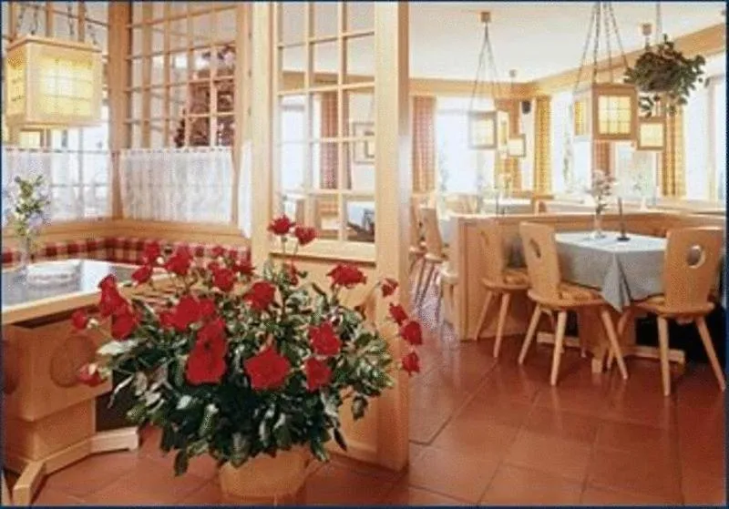 Restaurant/places to eat in Hotel Deva