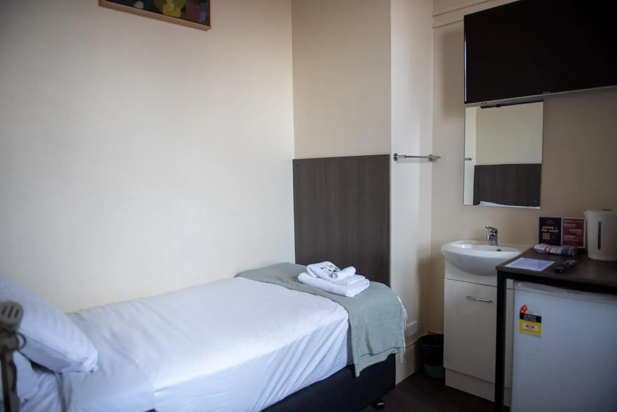 Single Room with Shared Bathroom - single occupancy in The Mile End Hotel Single Room with Shared Bathroom - single occupancy in The Mile End Hotel