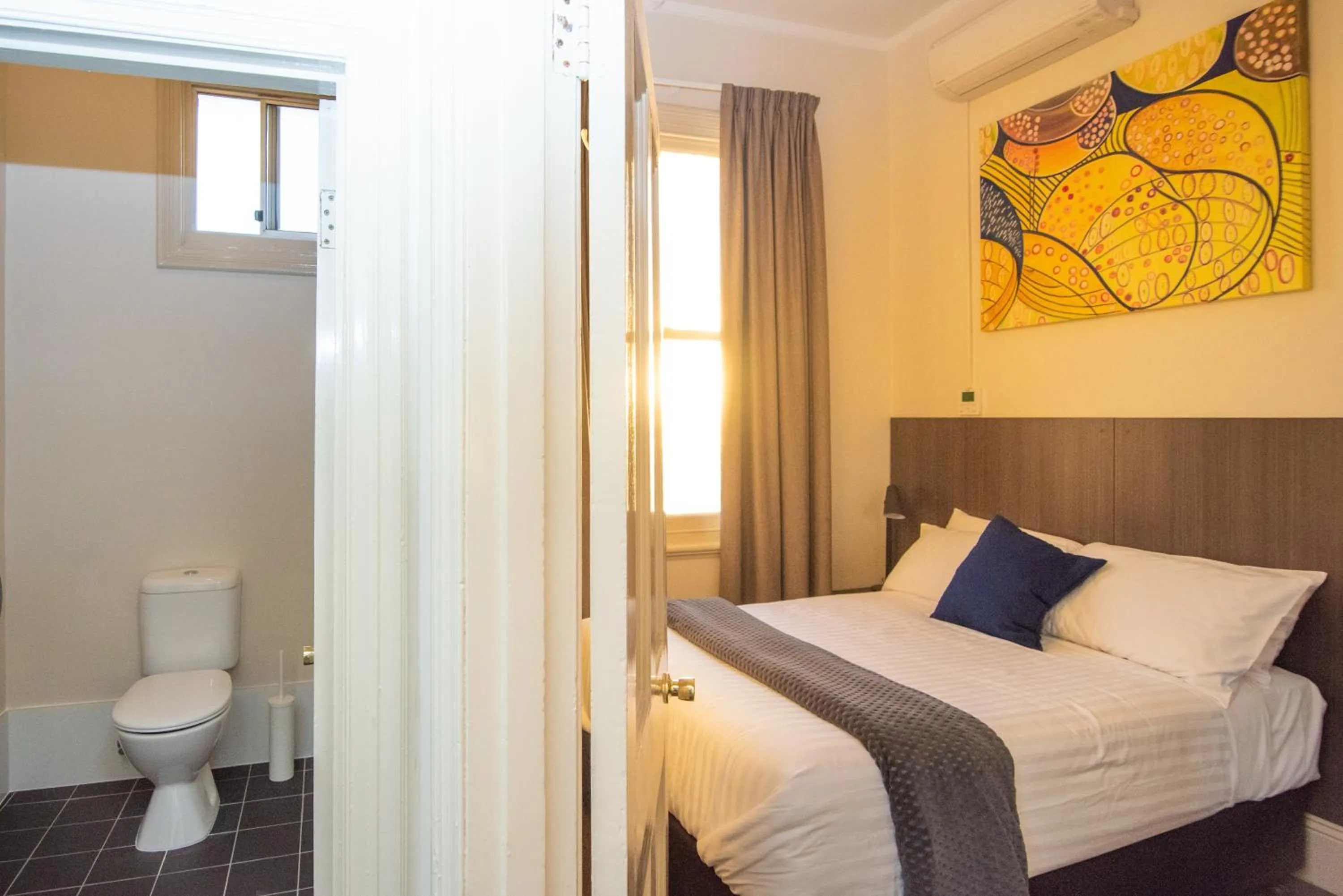 Photo of the whole room, Bed in The Mile End Hotel