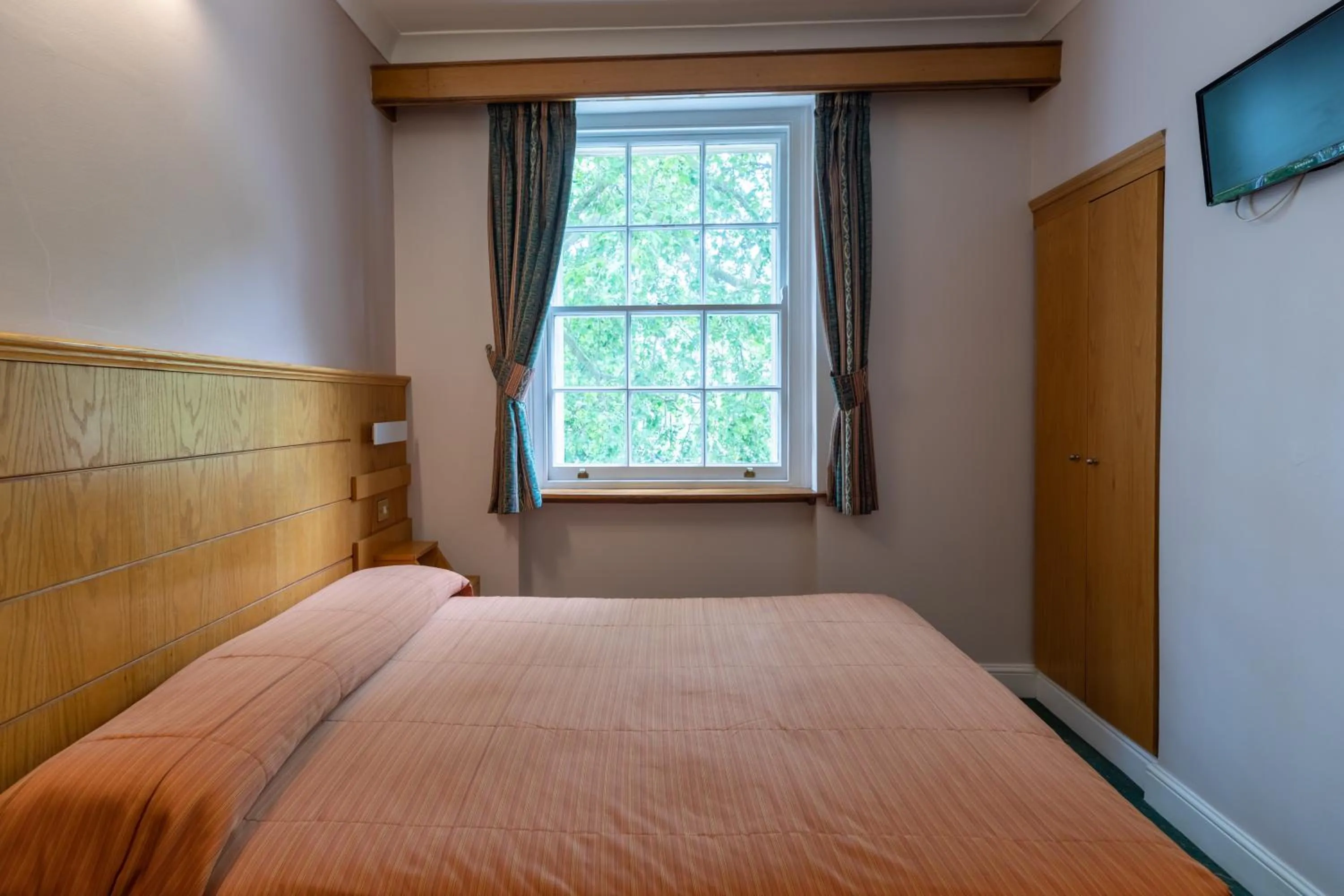 Bed in The Nayland Hotel