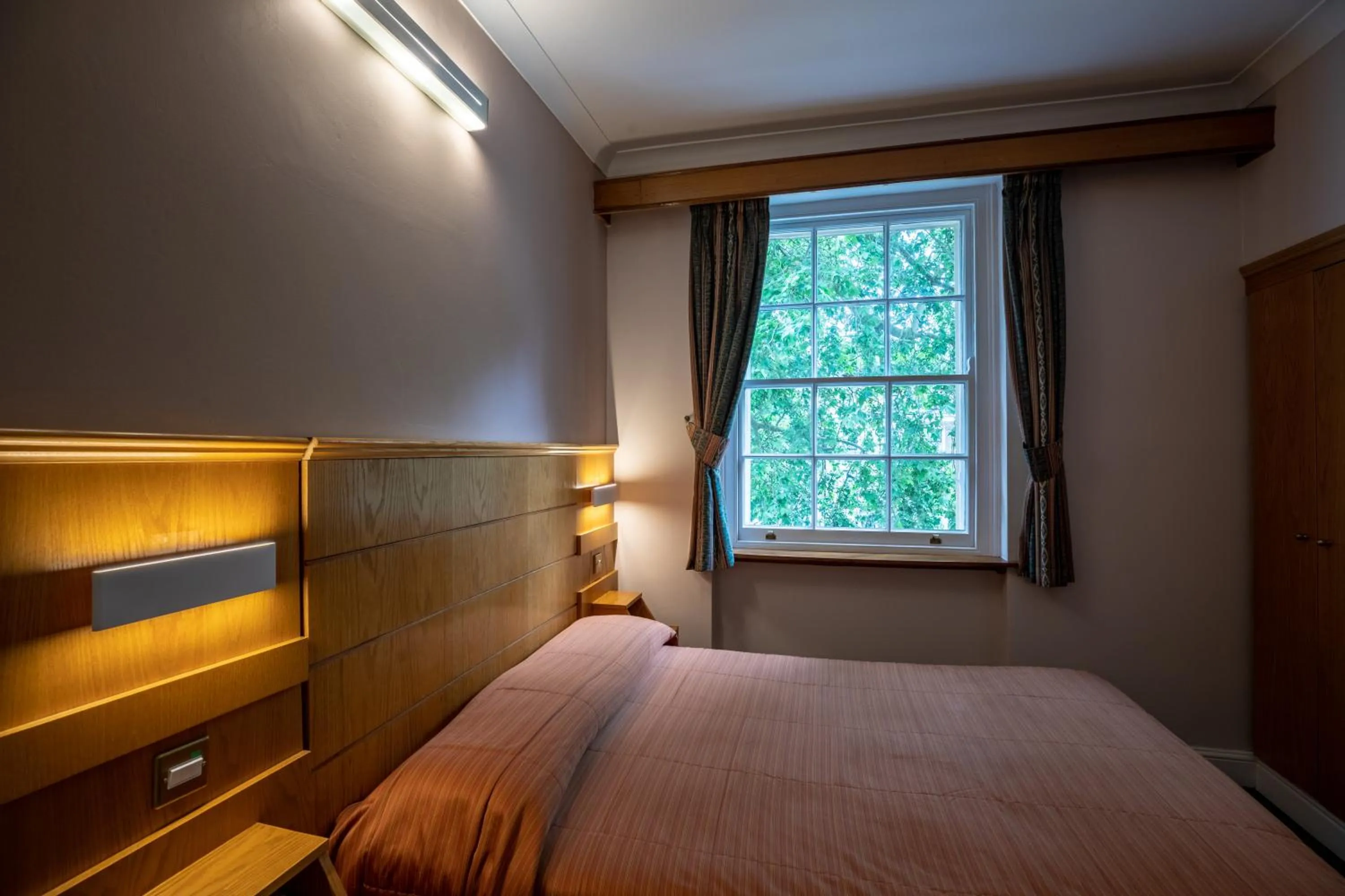 Bed in The Nayland Hotel