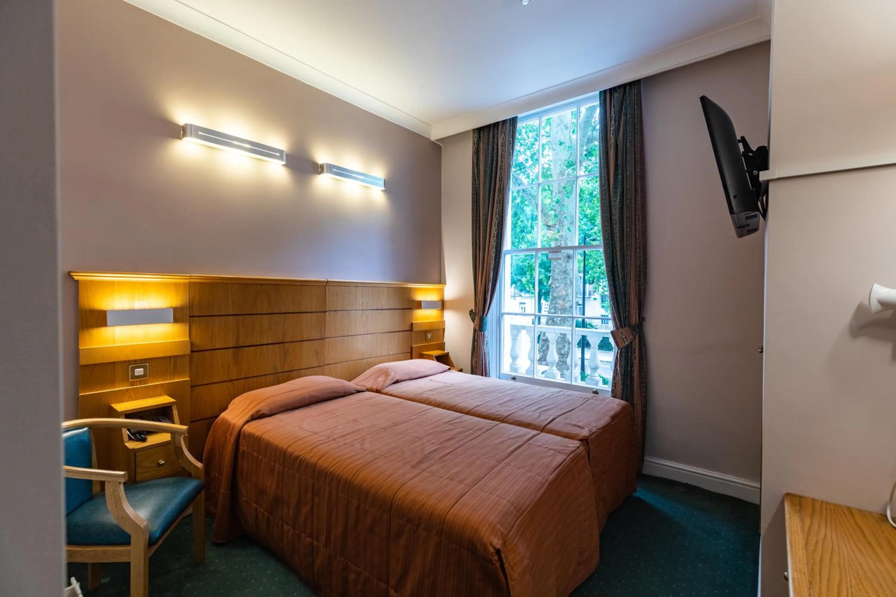 Bed in The Nayland Hotel