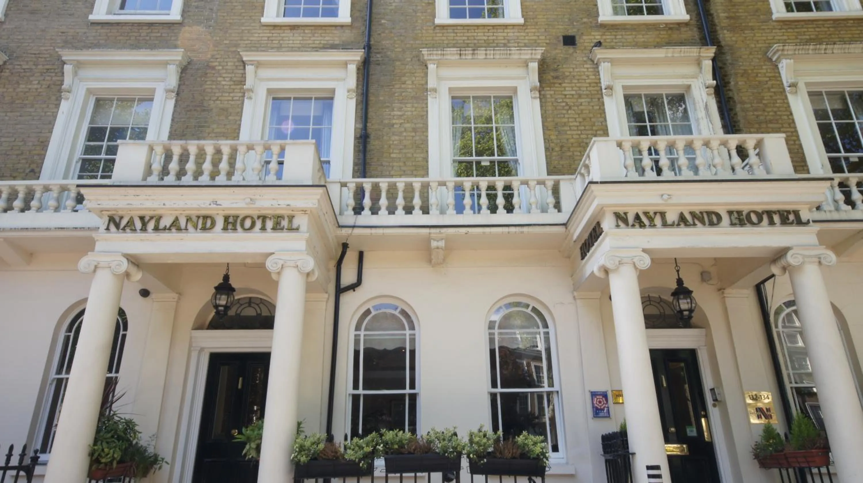 Facade/entrance in The Nayland Hotel