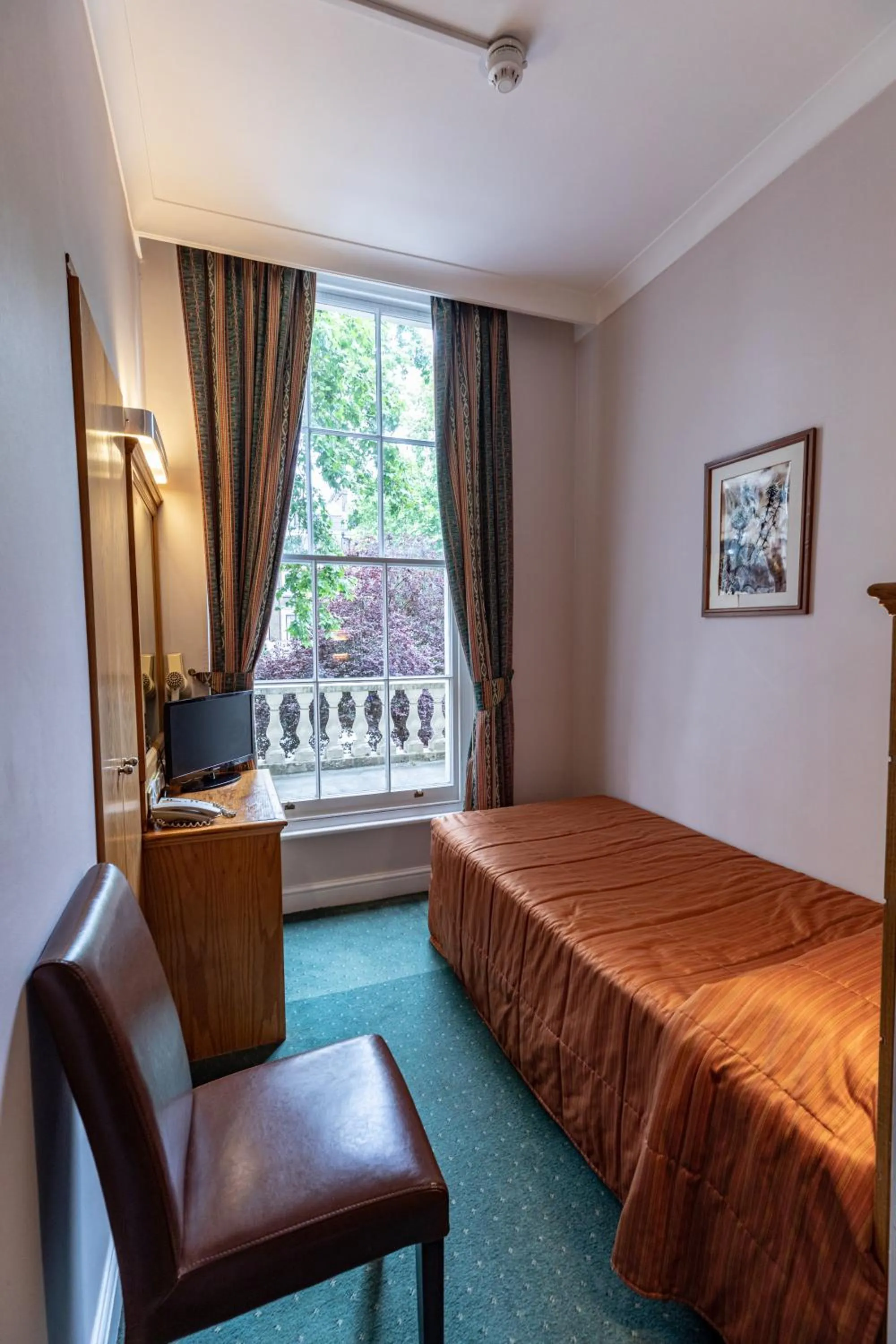 Bed in The Nayland Hotel