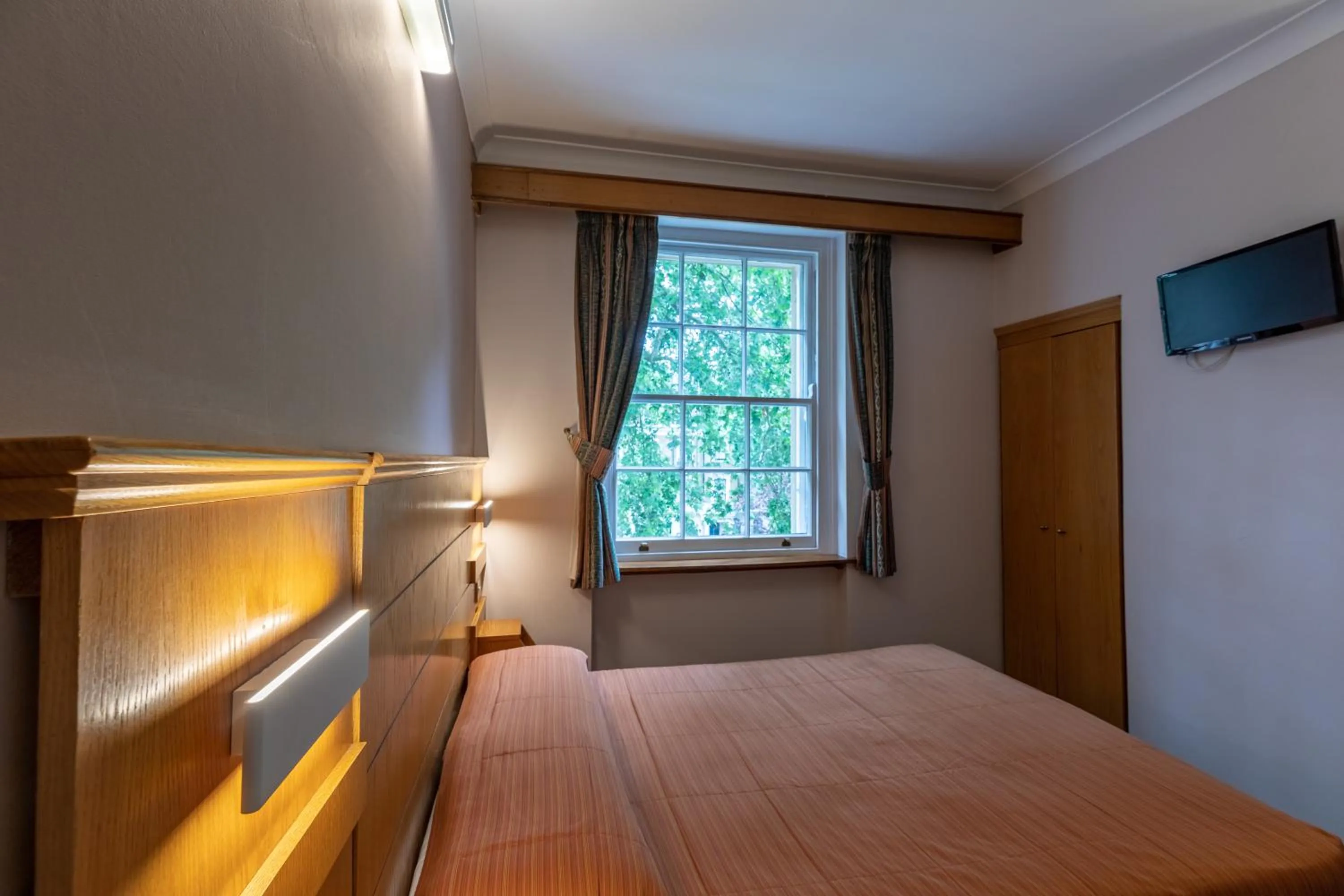 Bed in The Nayland Hotel