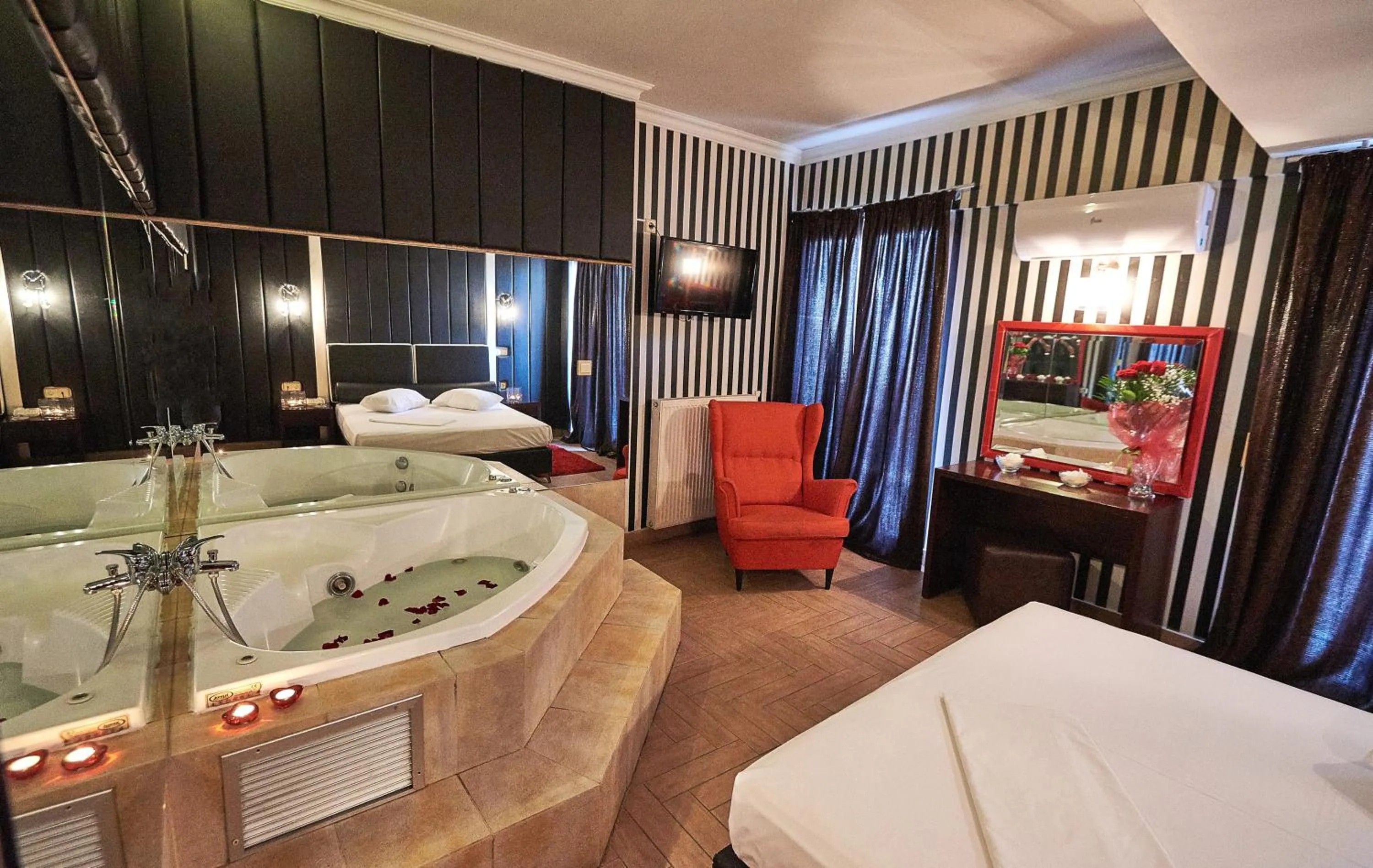 Bedroom, Bed in Atlantic Hotel