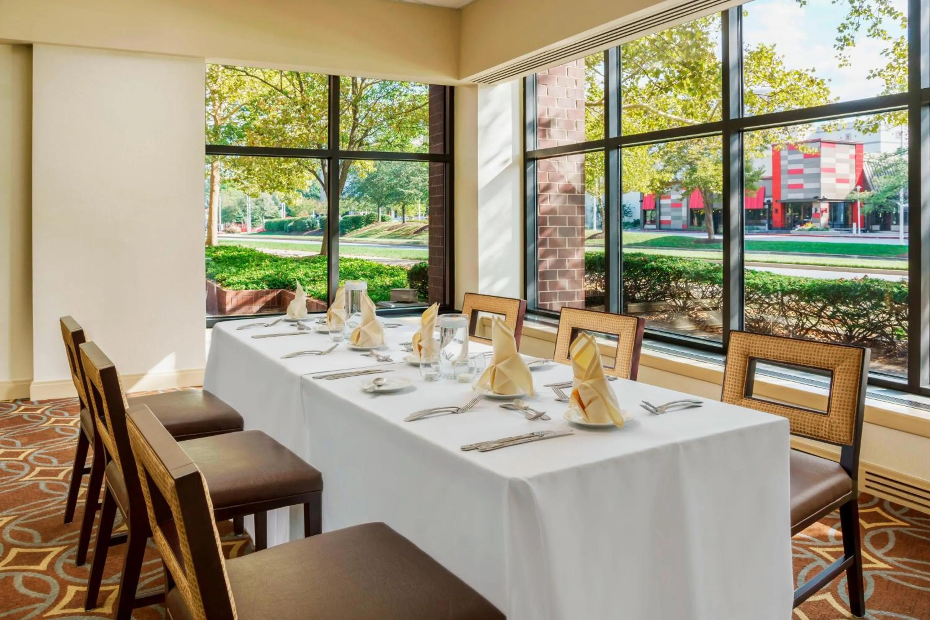 Restaurant/places to eat in Sheraton Baltimore North