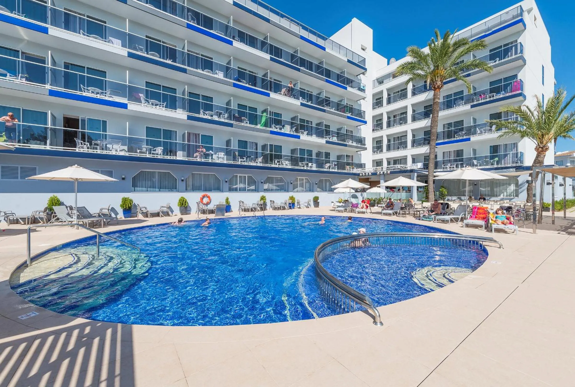 Swimming pool in Hotel Vista Park