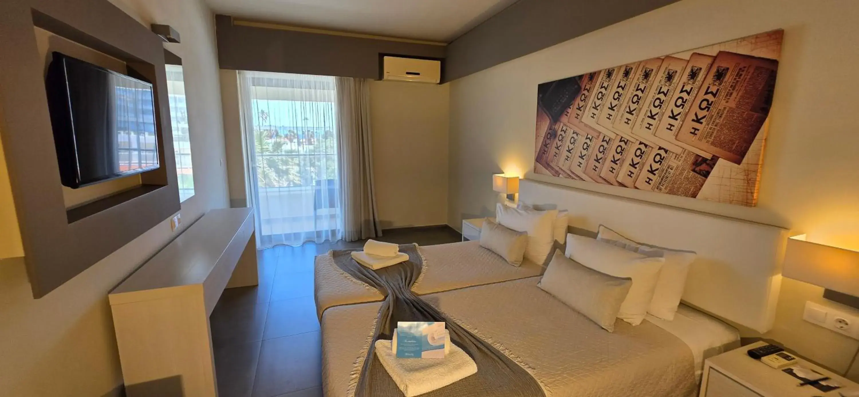 Triple Room in Cosmopolitan Hotel Triple Room in Cosmopolitan Hotel