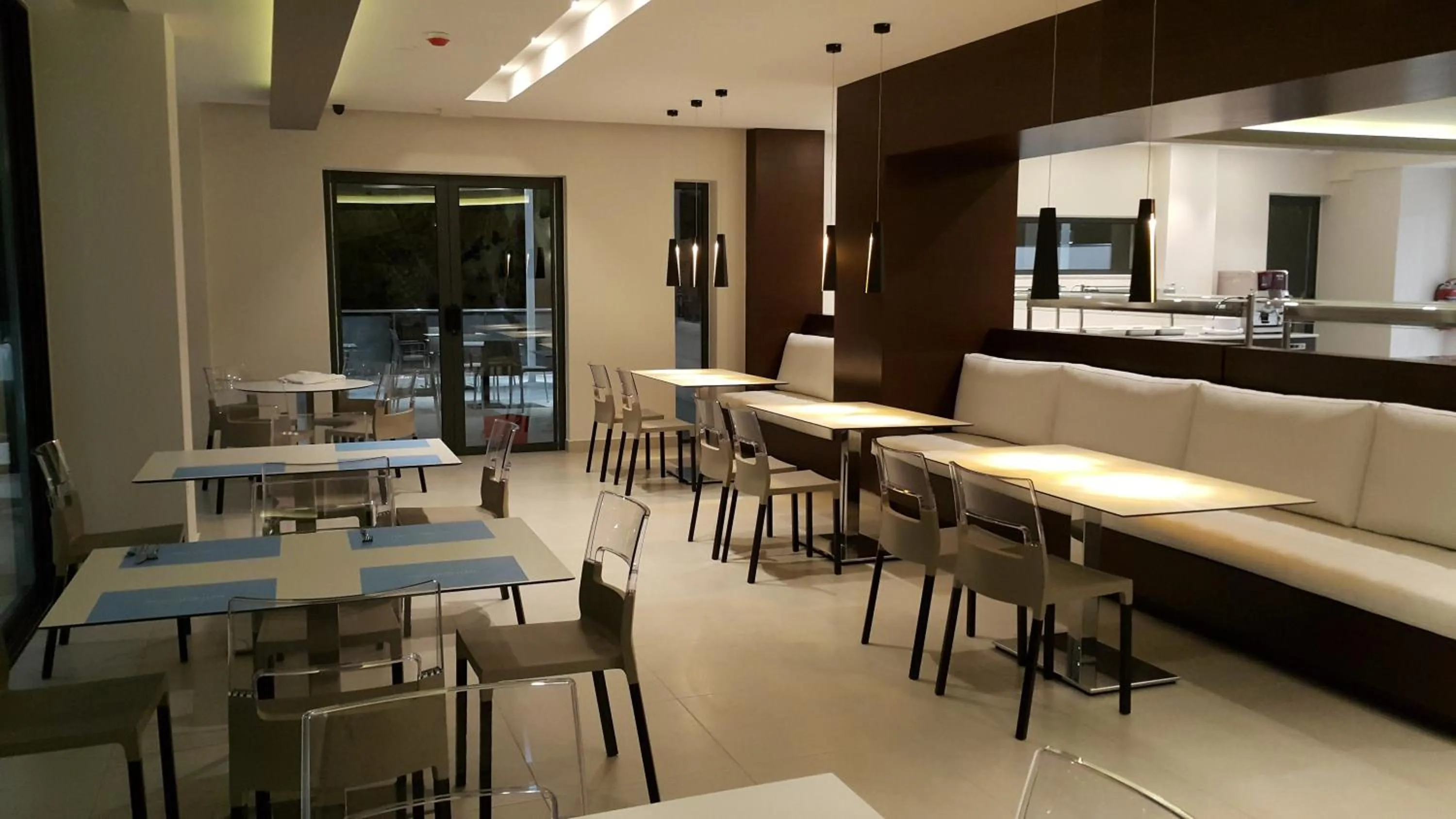 Dining area in Cosmopolitan Hotel