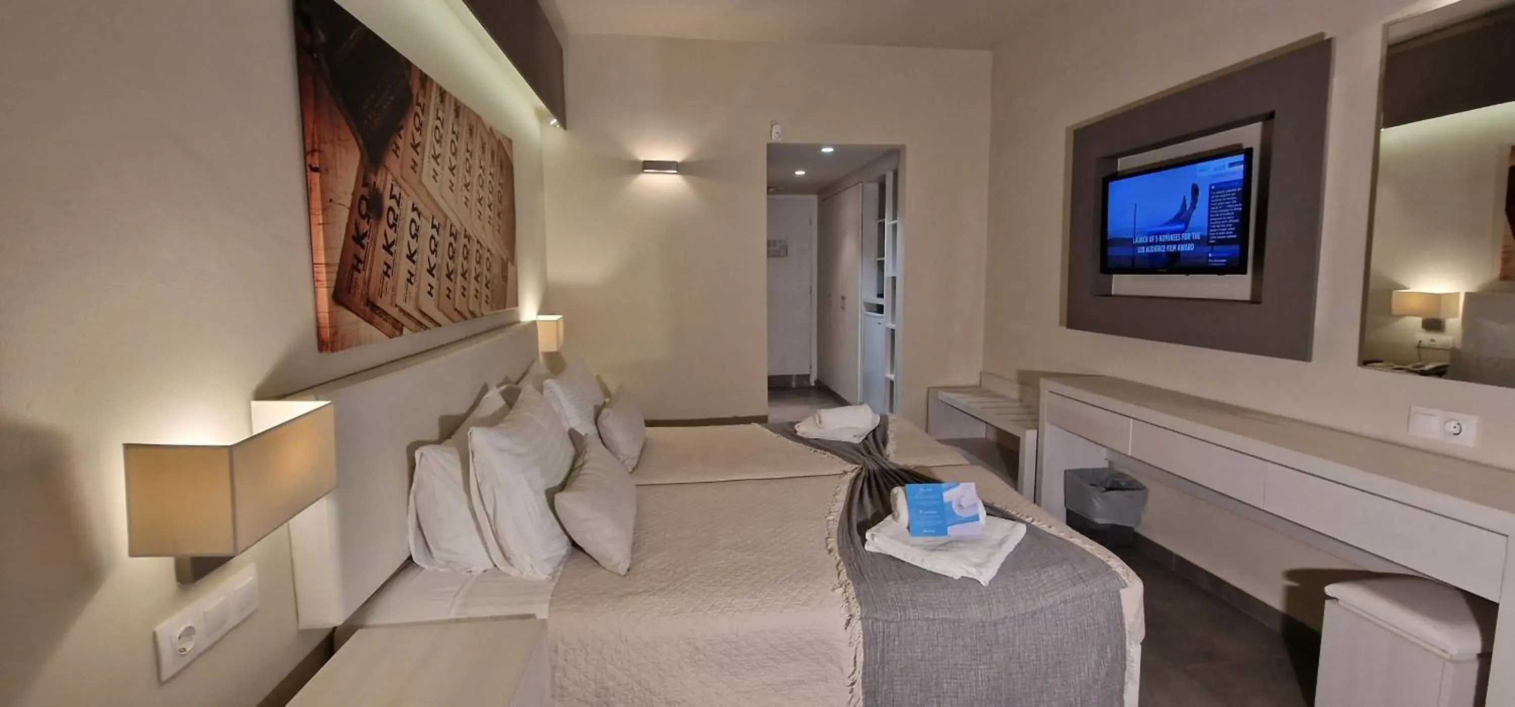 Double or Twin Room (2 Adults + 1 Child) in Cosmopolitan Hotel Double or Twin Room (2 Adults + 1 Child) in Cosmopolitan Hotel