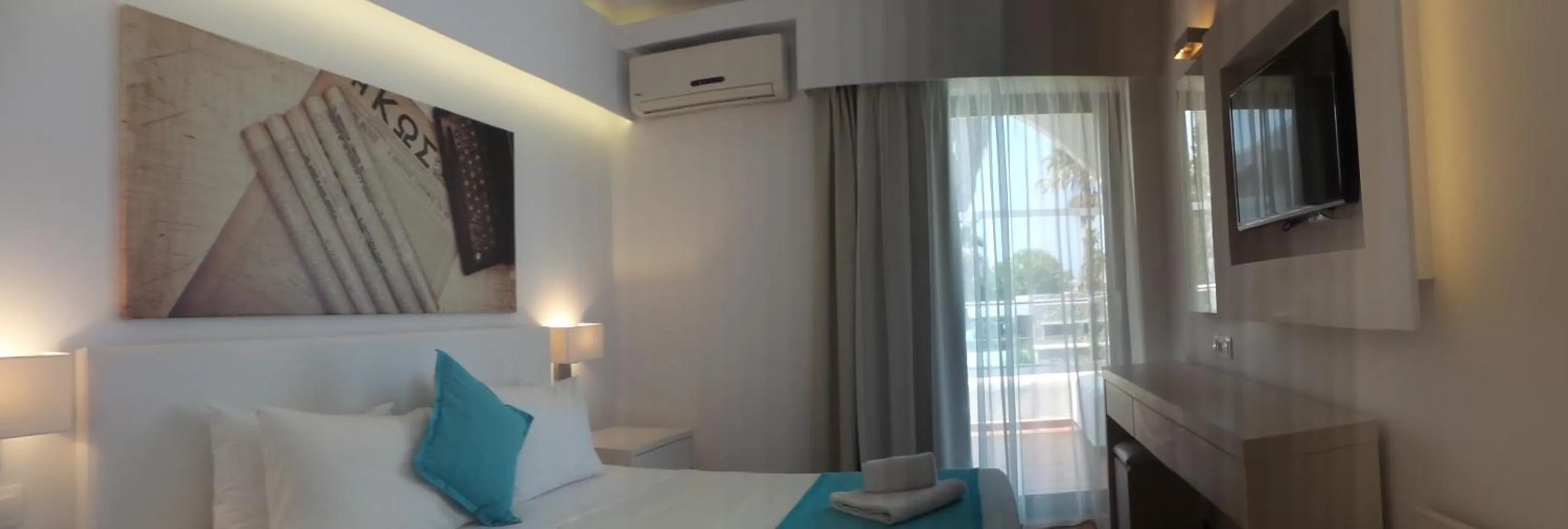 Photo of the whole room, Bed in Cosmopolitan Hotel