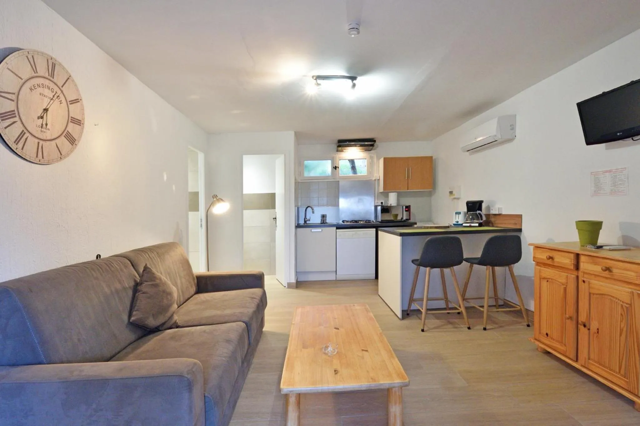 TV and multimedia in Bungalows Du Maquis