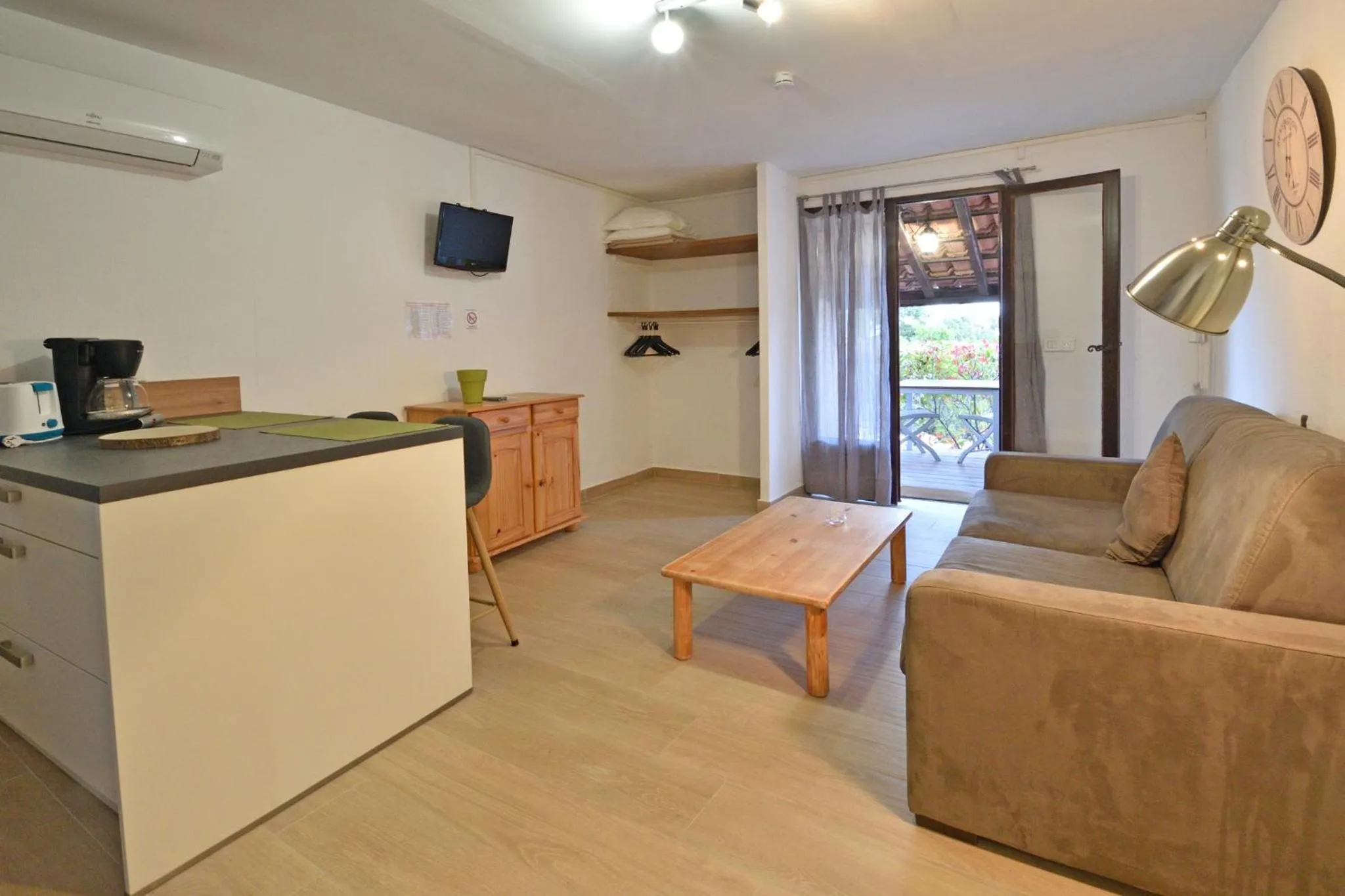 TV and multimedia in Bungalows Du Maquis