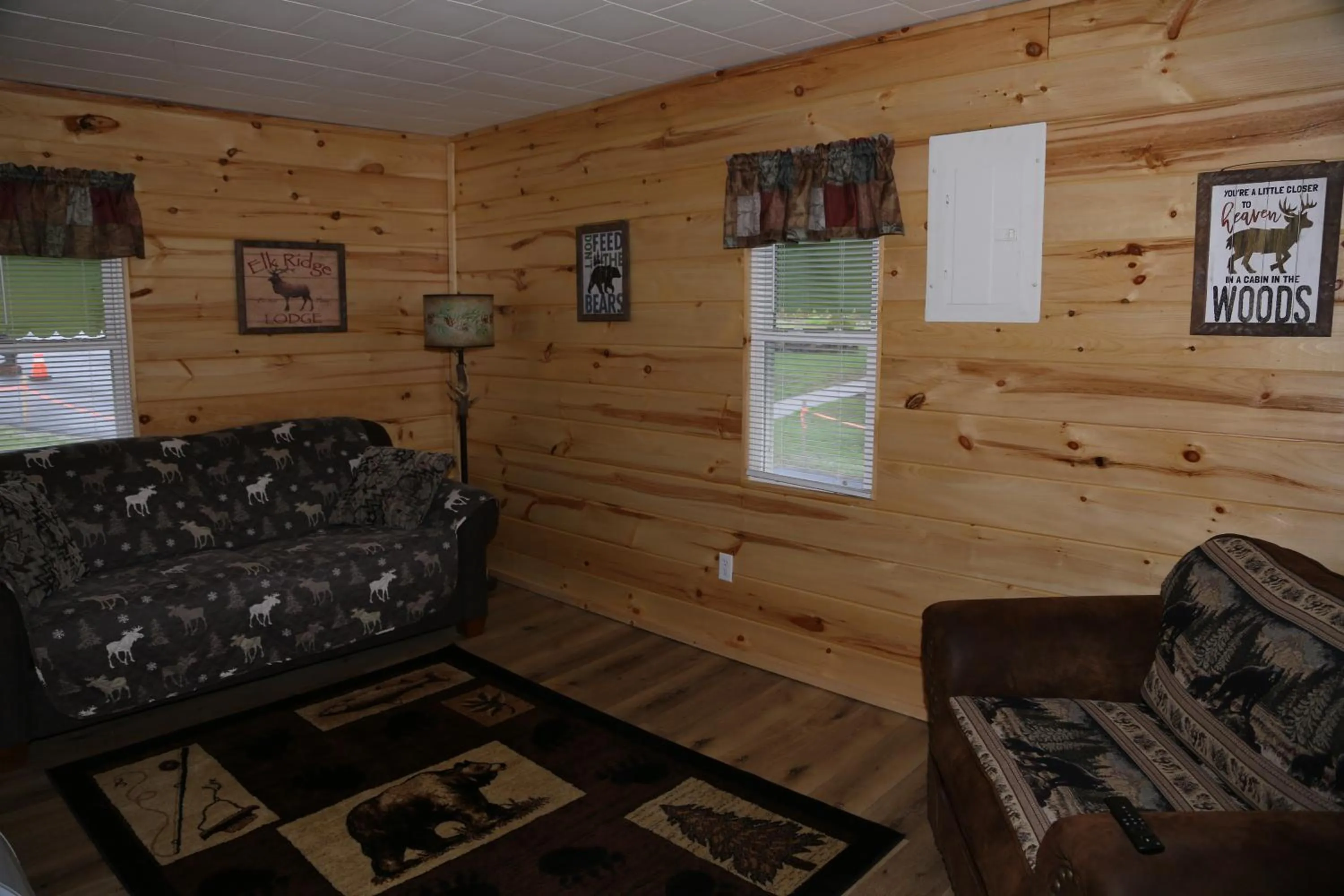 Living room in Rowe's Adirondack Cabins of Schroon Lake