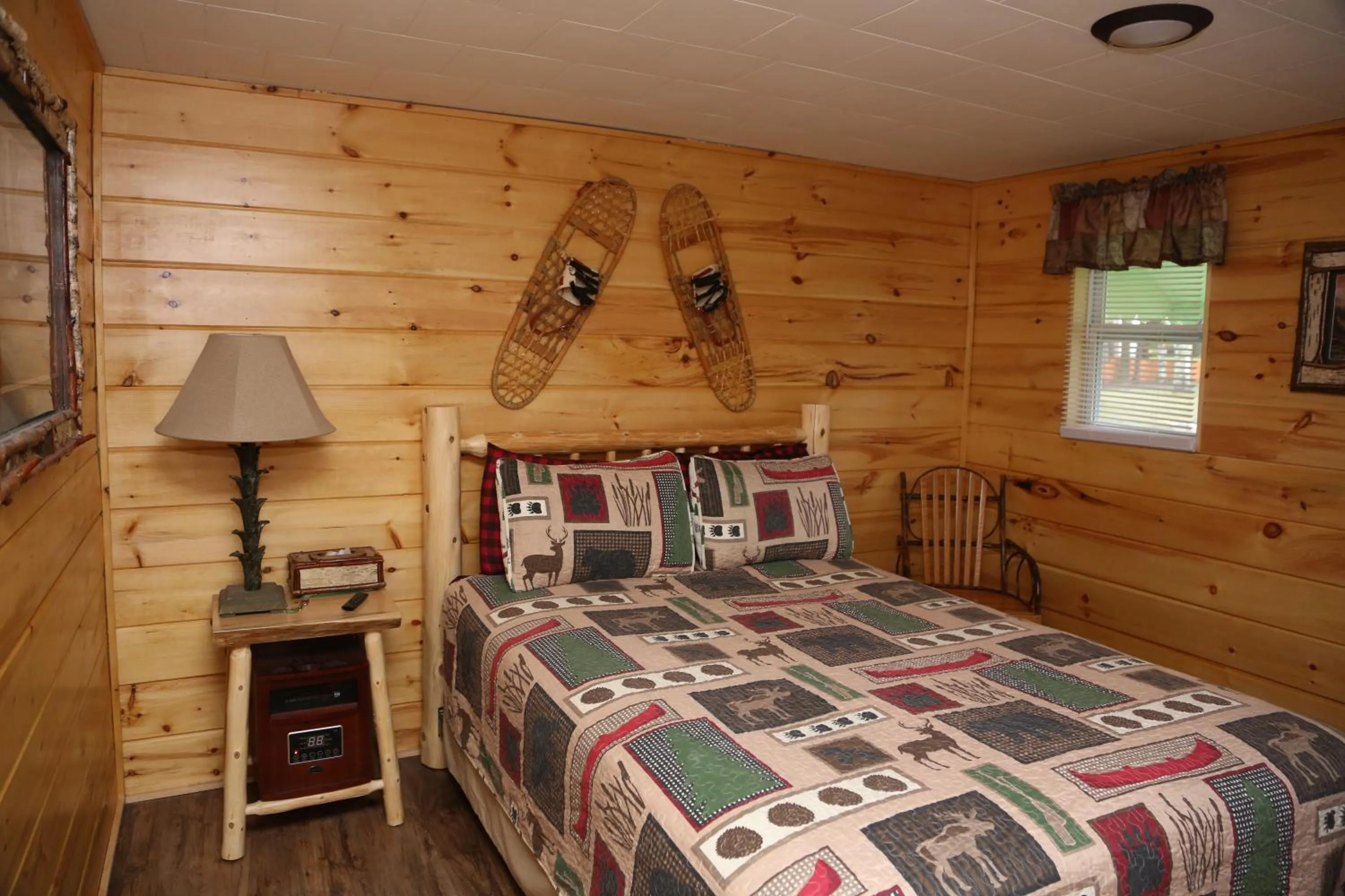 Bed in Rowe's Adirondack Cabins of Schroon Lake