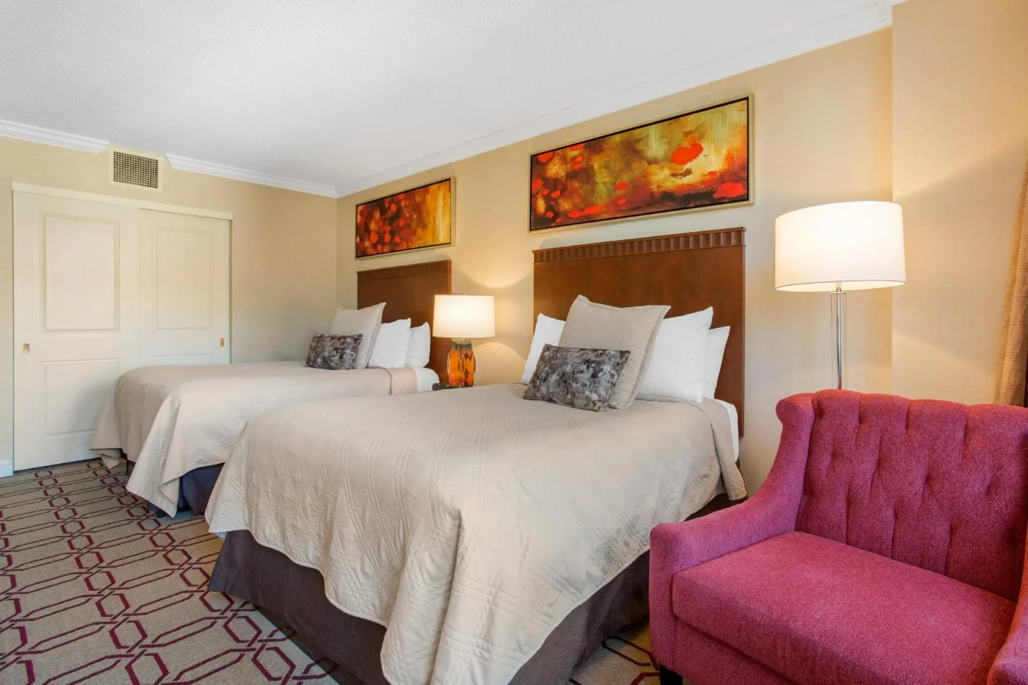 Photo of the whole room, Bed in Omni Providence