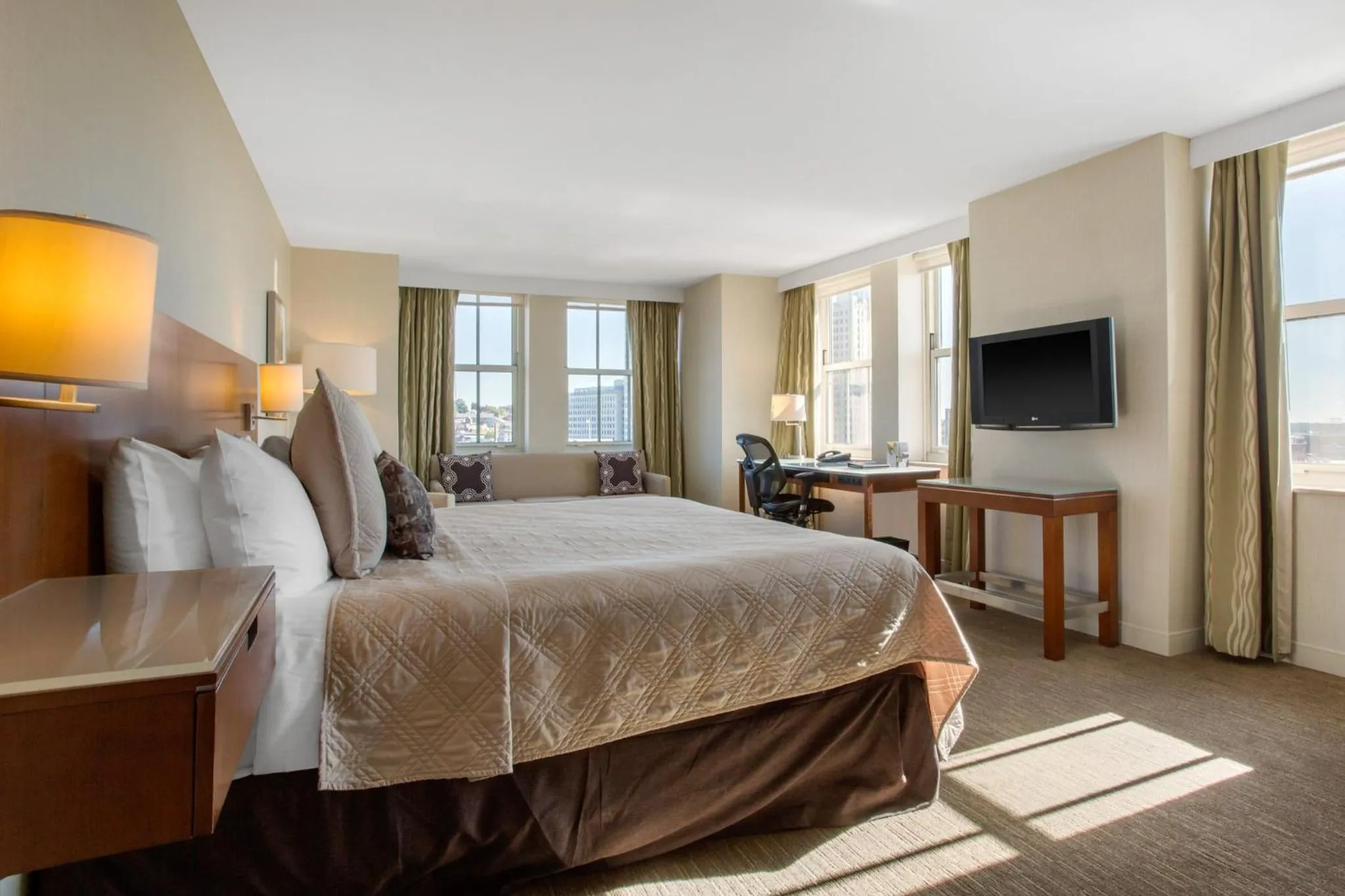 Photo of the whole room, Bed in Omni Providence