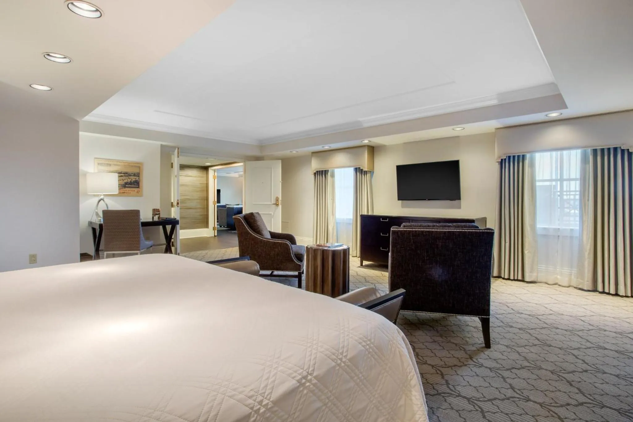 Photo of the whole room, Bed in Omni Providence