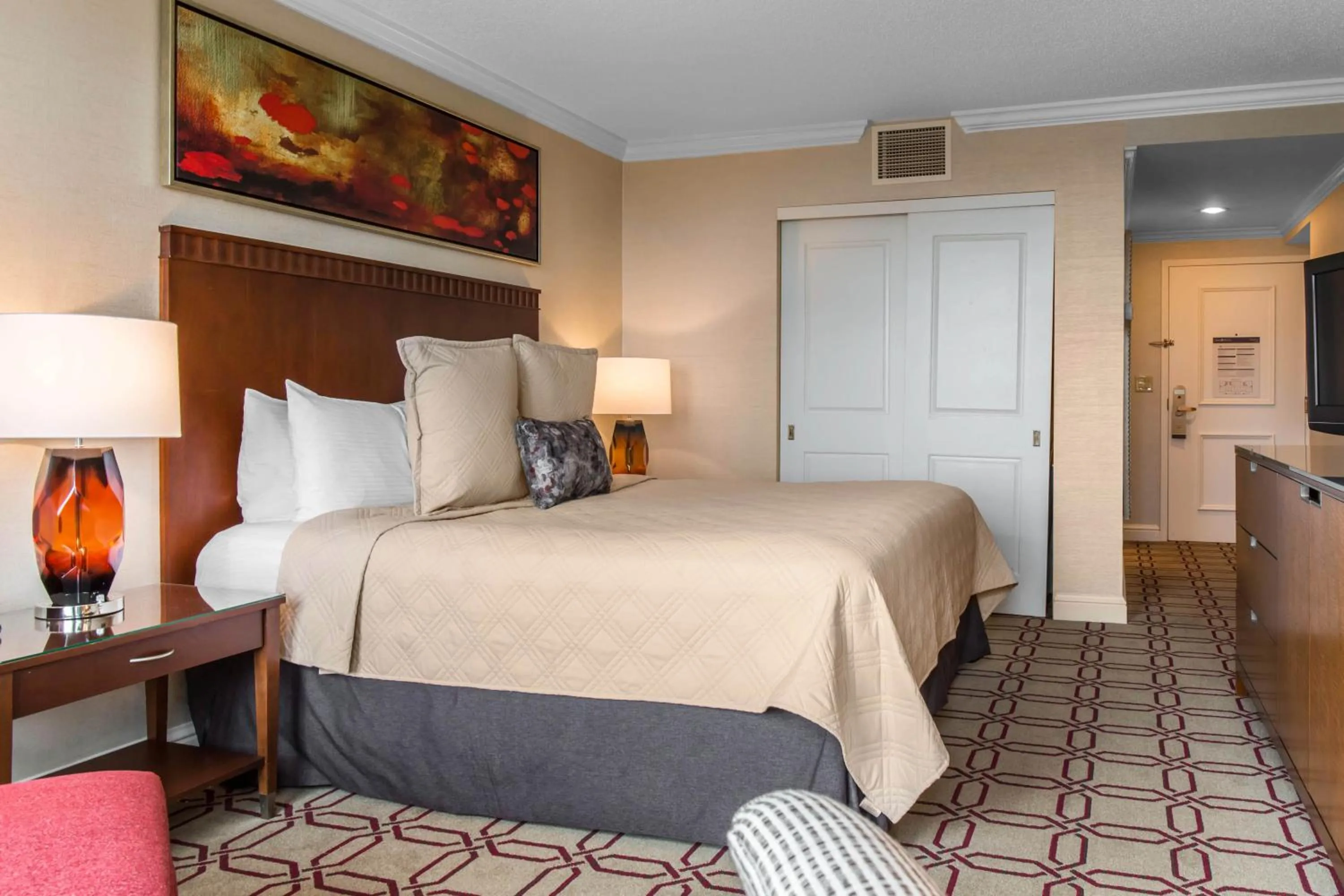 Photo of the whole room, Bed in Omni Providence