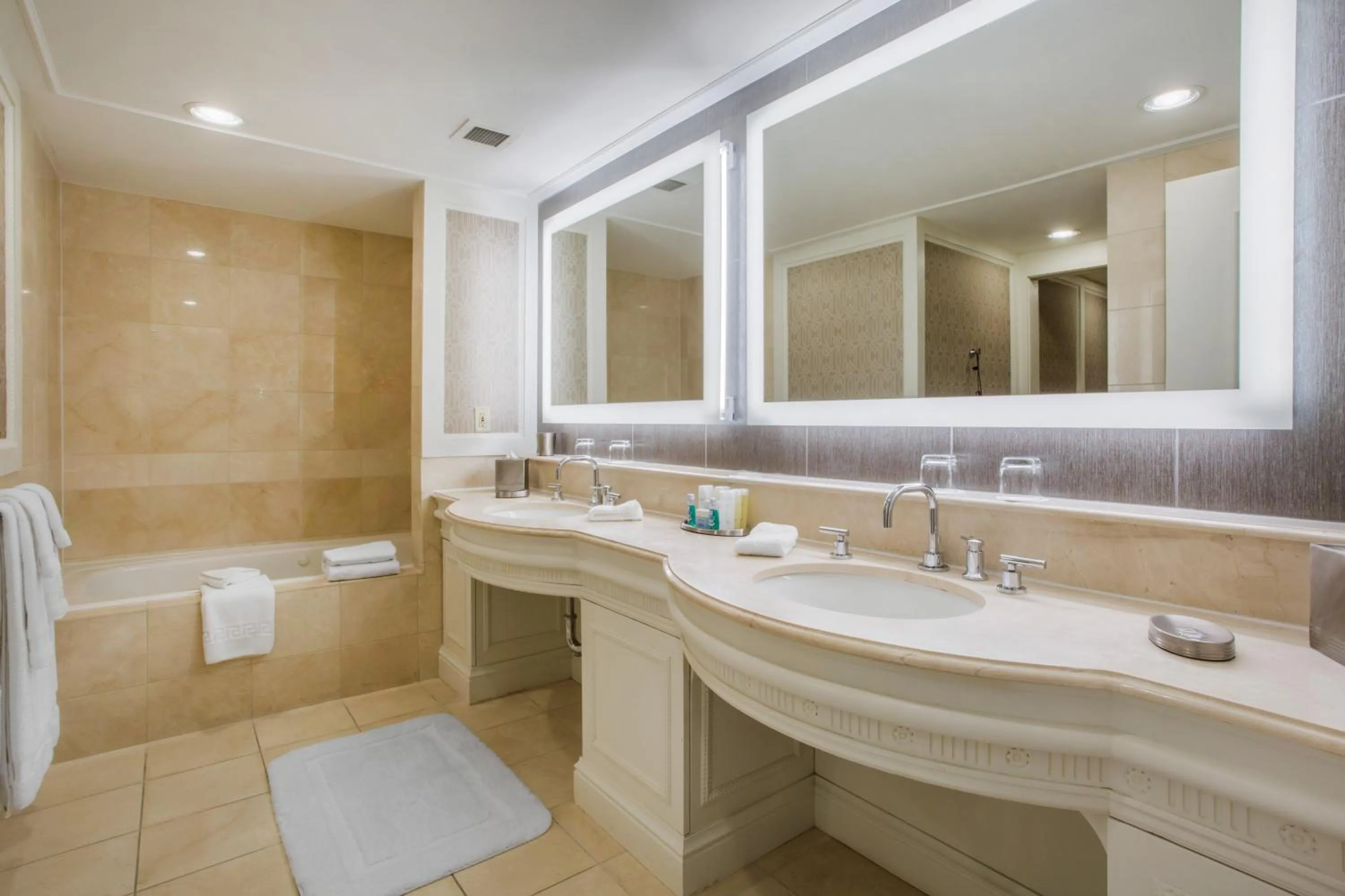 Photo of the whole room in Omni Providence