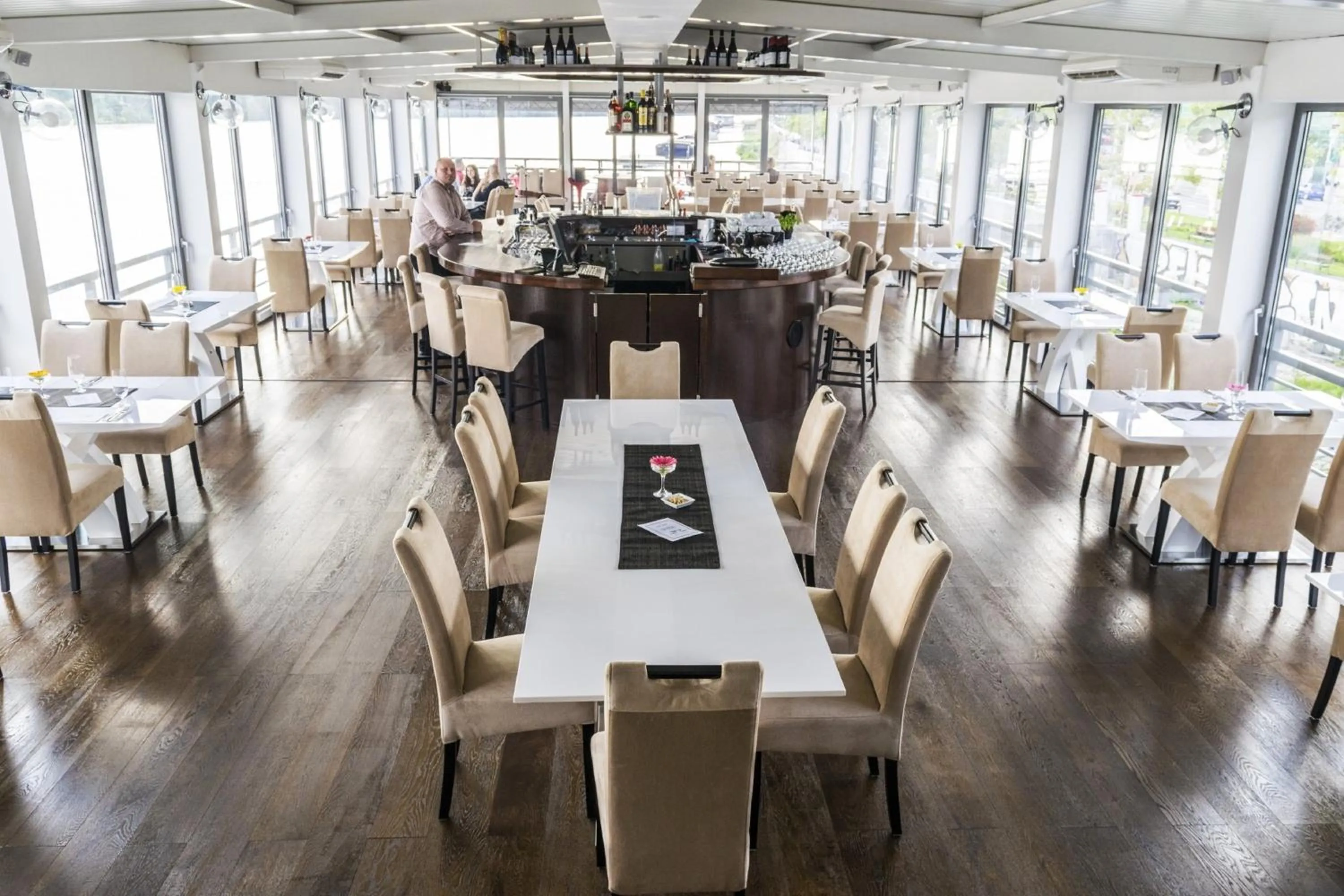 Restaurant/places to eat in Botel Gracia