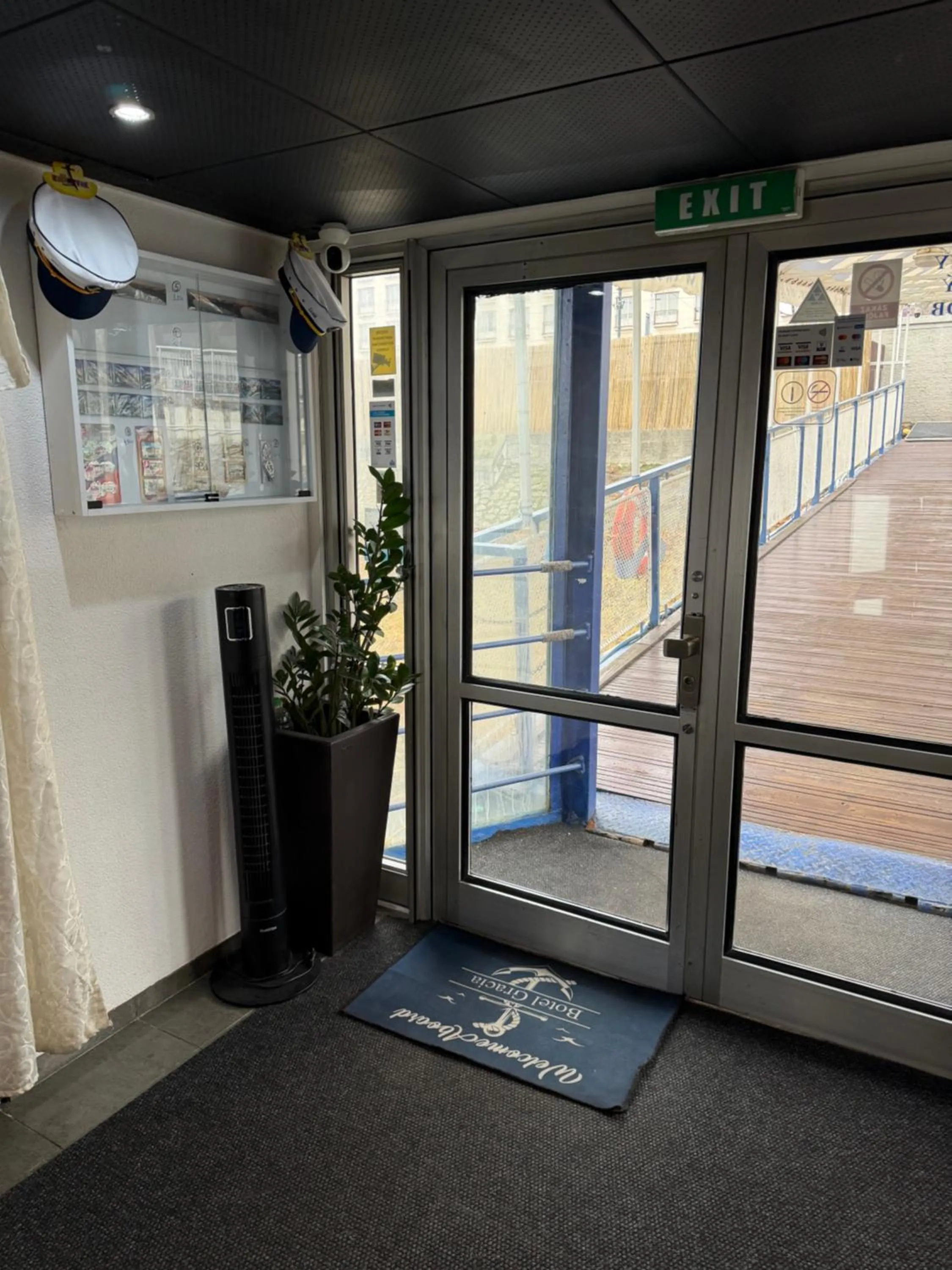 Facade/entrance in Botel Gracia